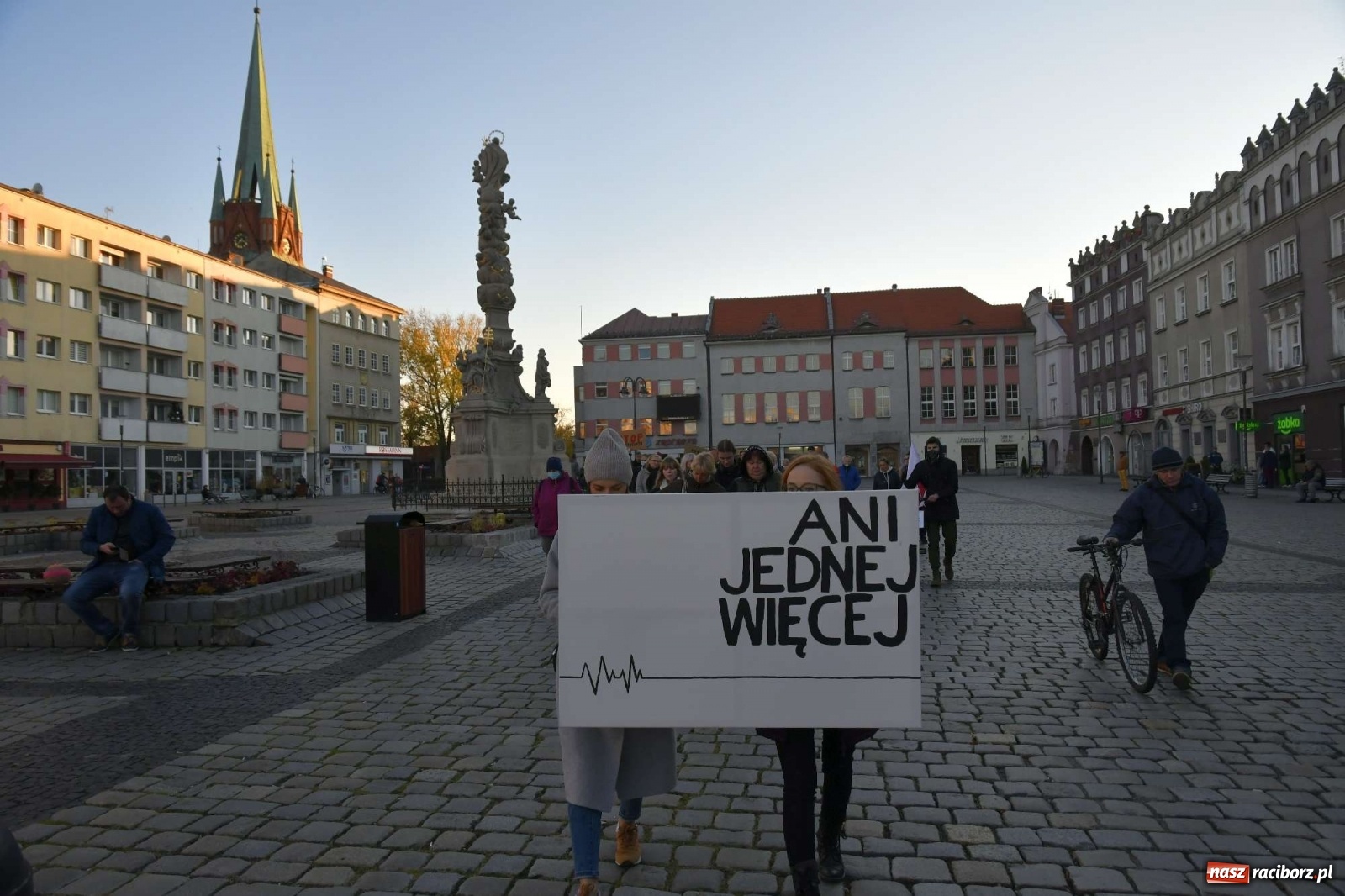 Zdjęcie w galerii na portalu naszraciborz.pl: Ani jednej więcej! Marsz dla Izy. Racibórz dołączył do protestu [LIVE, FOTO, WIDEO] wiadomości z regionu