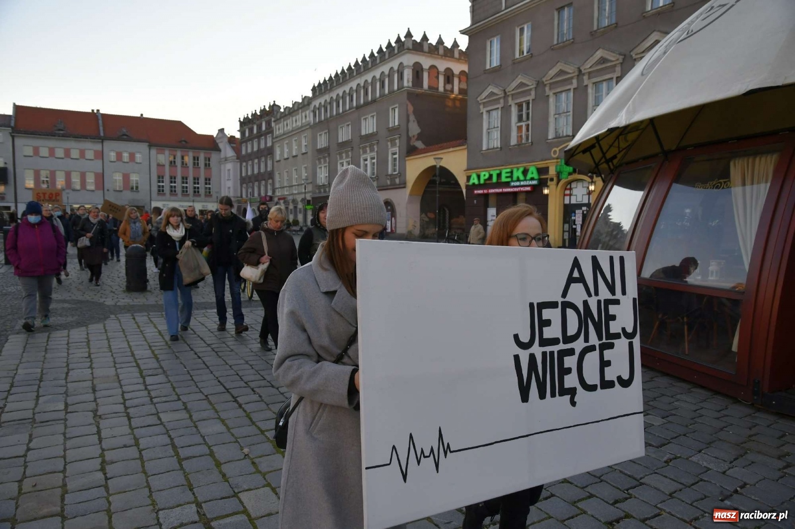 Zdjęcie w galerii na portalu naszraciborz.pl: Ani jednej więcej! Marsz dla Izy. Racibórz dołączył do protestu [LIVE, FOTO, WIDEO] wiadomości z regionu