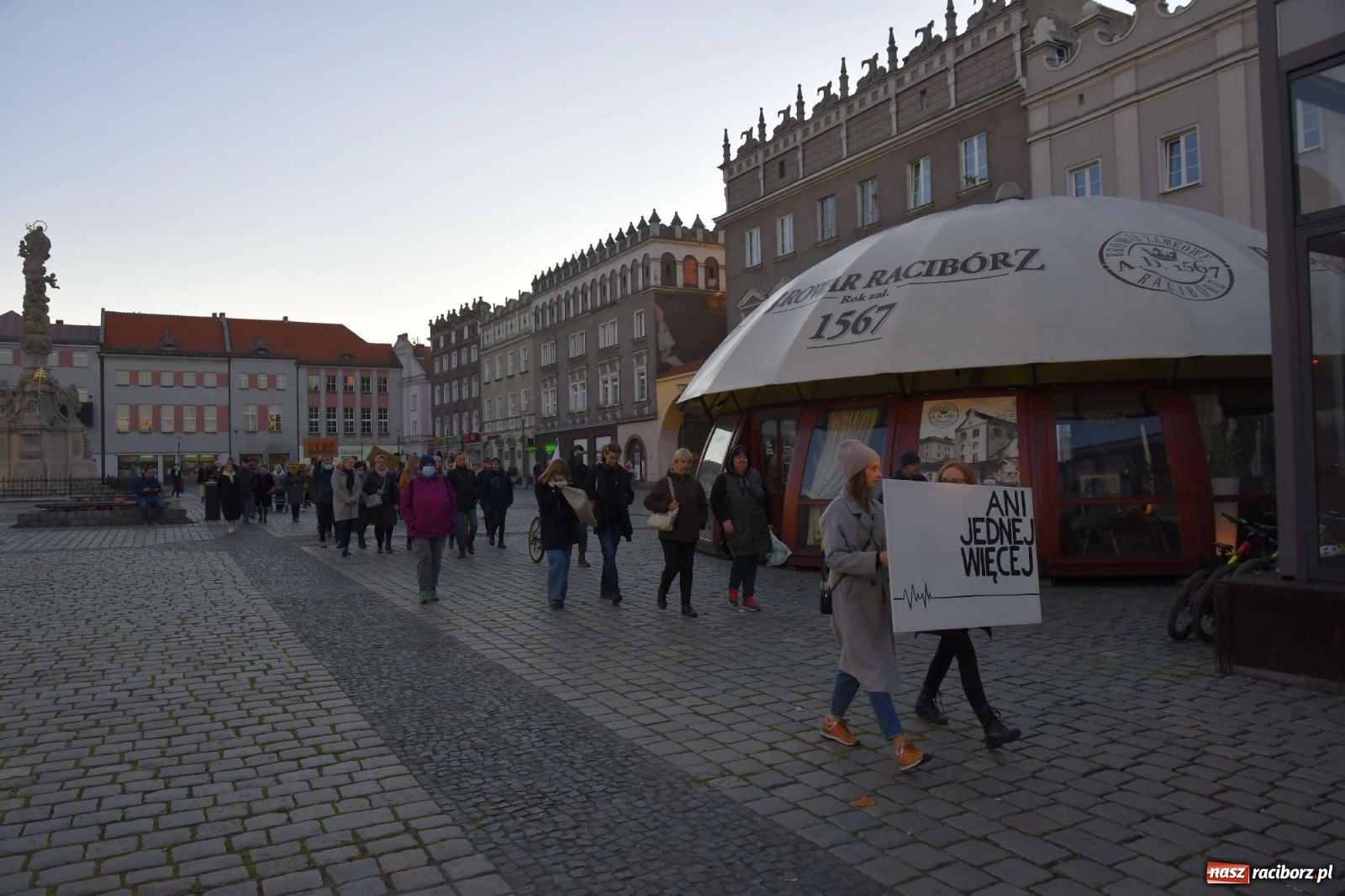 Zdjęcie w galerii na portalu naszraciborz.pl: Ani jednej więcej! Marsz dla Izy. Racibórz dołączył do protestu [LIVE, FOTO, WIDEO] wiadomości z regionu