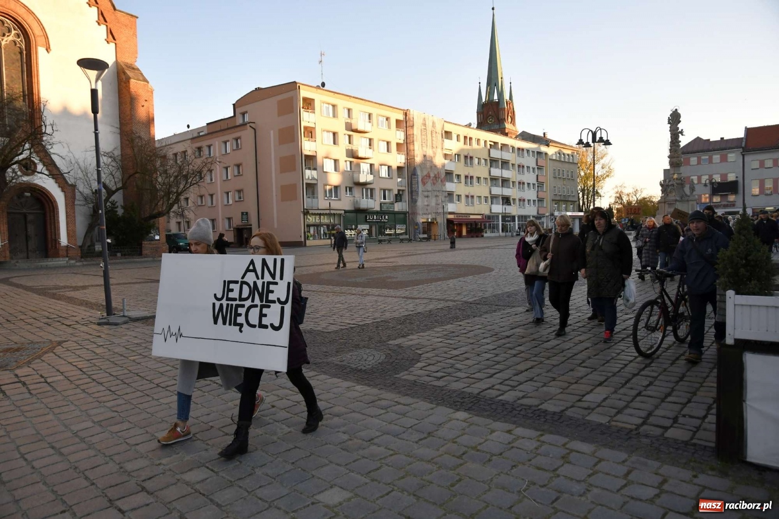 Zdjęcie w galerii na portalu naszraciborz.pl: Ani jednej więcej! Marsz dla Izy. Racibórz dołączył do protestu [LIVE, FOTO, WIDEO] wiadomości z regionu