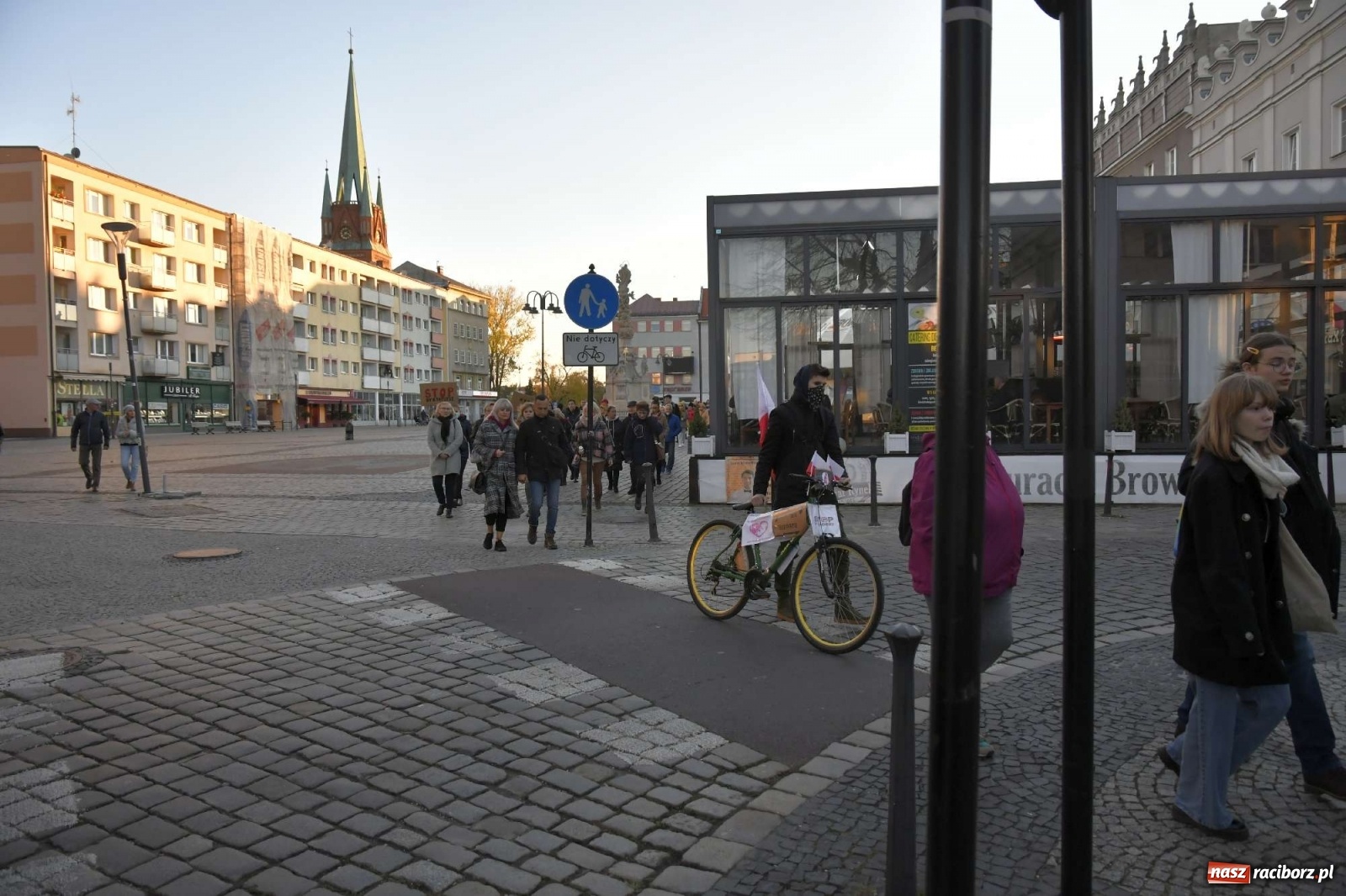 Zdjęcie w galerii na portalu naszraciborz.pl: Ani jednej więcej! Marsz dla Izy. Racibórz dołączył do protestu [LIVE, FOTO, WIDEO] wiadomości z regionu
