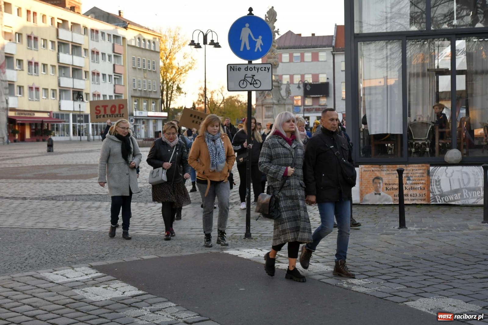 Zdjęcie w galerii na portalu naszraciborz.pl: Ani jednej więcej! Marsz dla Izy. Racibórz dołączył do protestu [LIVE, FOTO, WIDEO] wiadomości z regionu