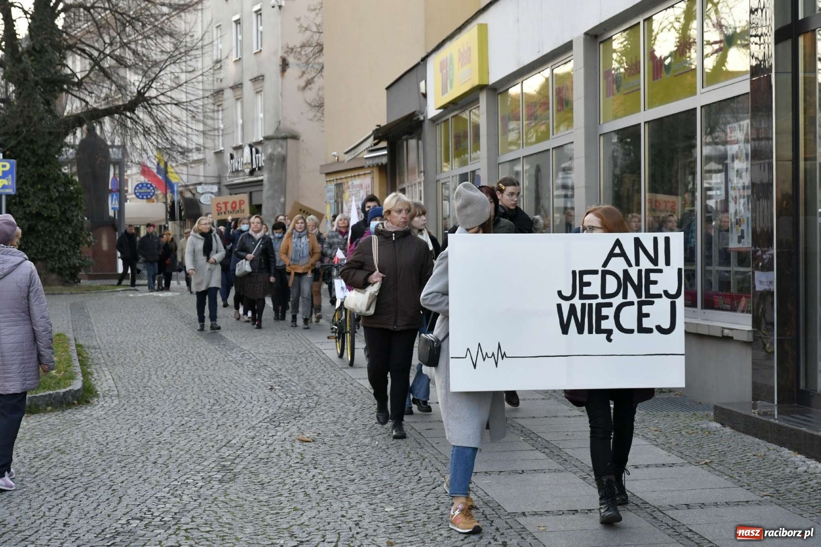 Zdjęcie w galerii na portalu naszraciborz.pl: Ani jednej więcej! Marsz dla Izy. Racibórz dołączył do protestu [LIVE, FOTO, WIDEO] wiadomości z regionu