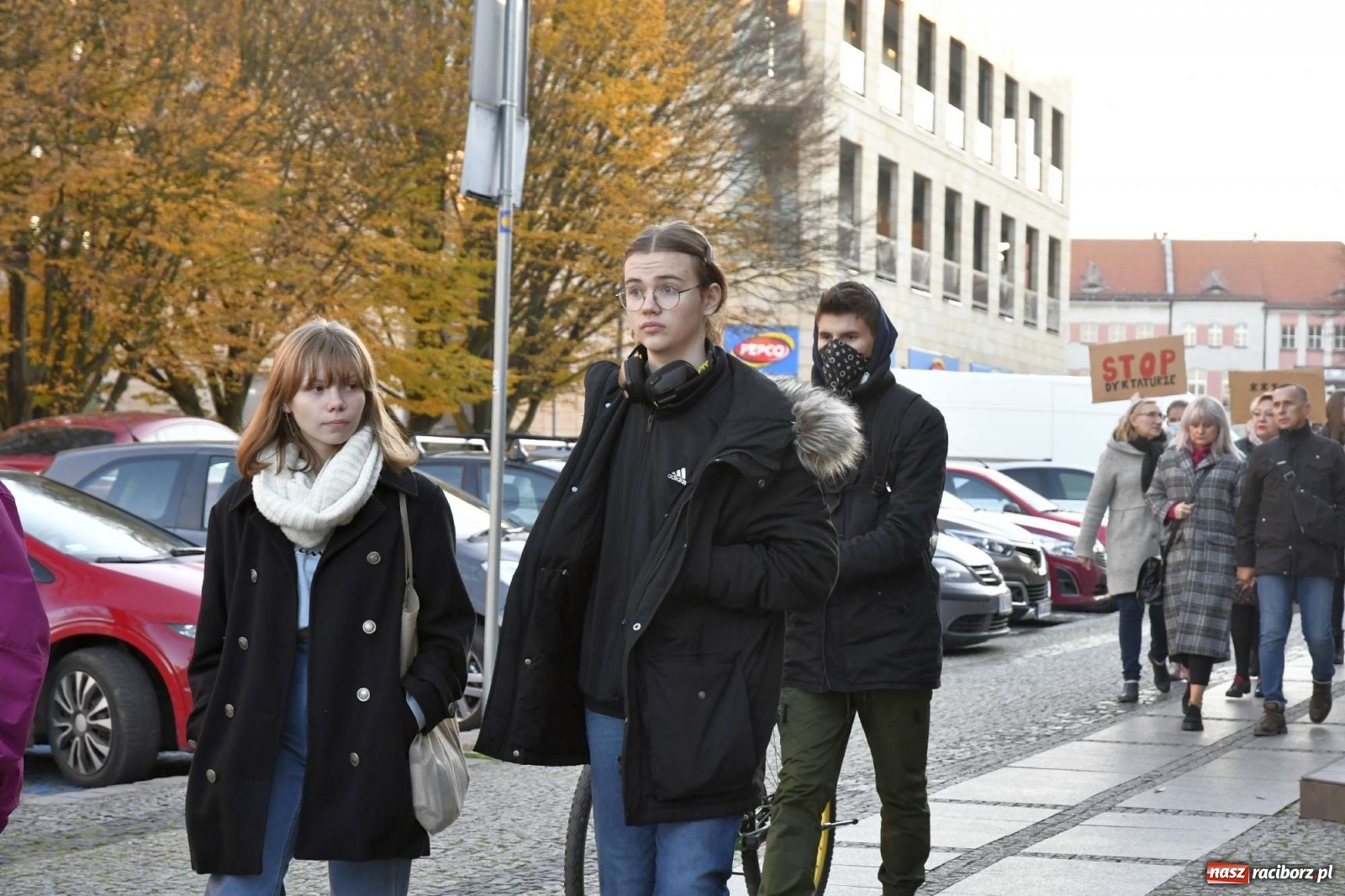 Zdjęcie w galerii na portalu naszraciborz.pl: Ani jednej więcej! Marsz dla Izy. Racibórz dołączył do protestu [LIVE, FOTO, WIDEO] wiadomości z regionu