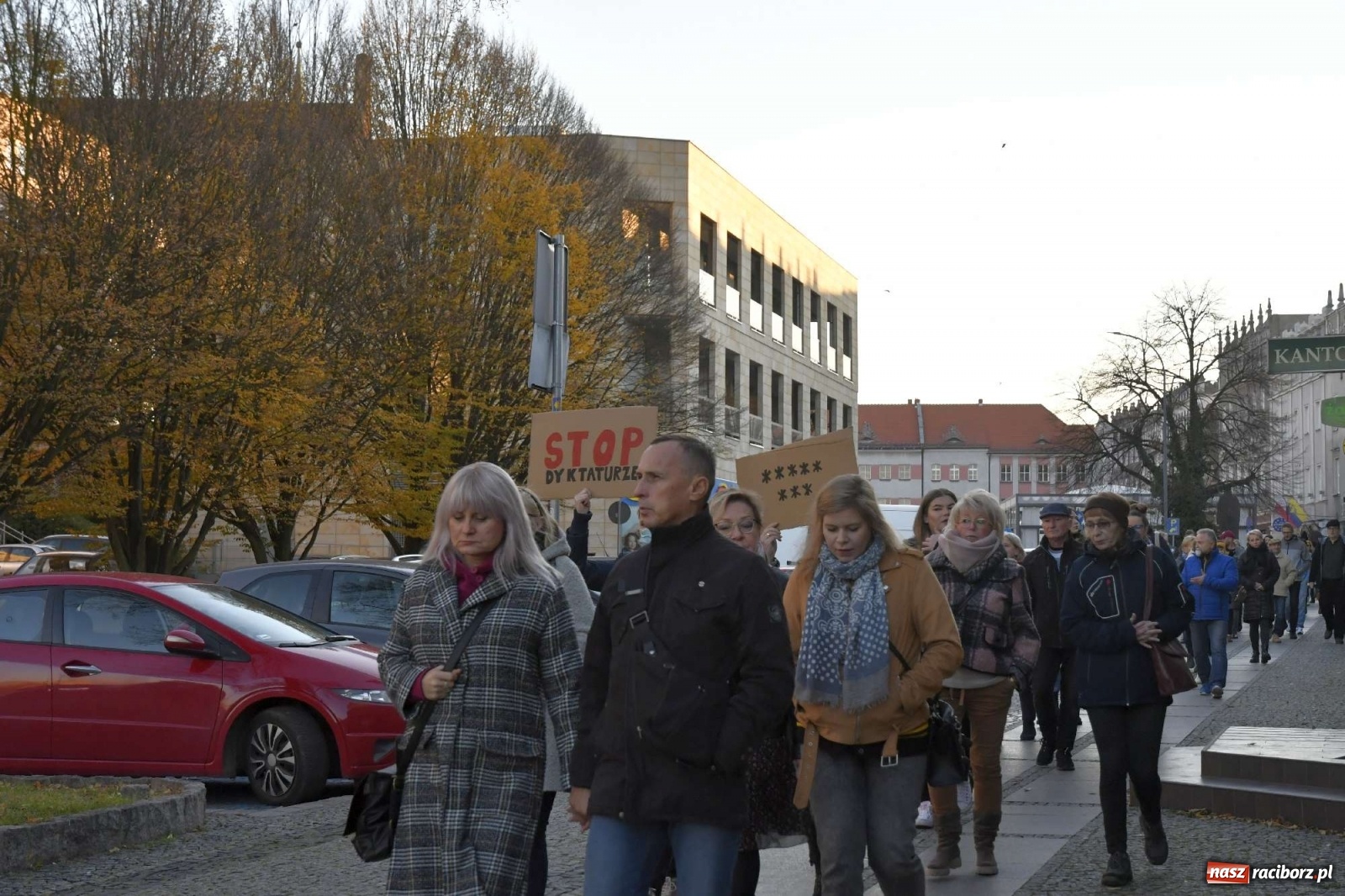 Zdjęcie w galerii na portalu naszraciborz.pl: Ani jednej więcej! Marsz dla Izy. Racibórz dołączył do protestu [LIVE, FOTO, WIDEO] wiadomości z regionu