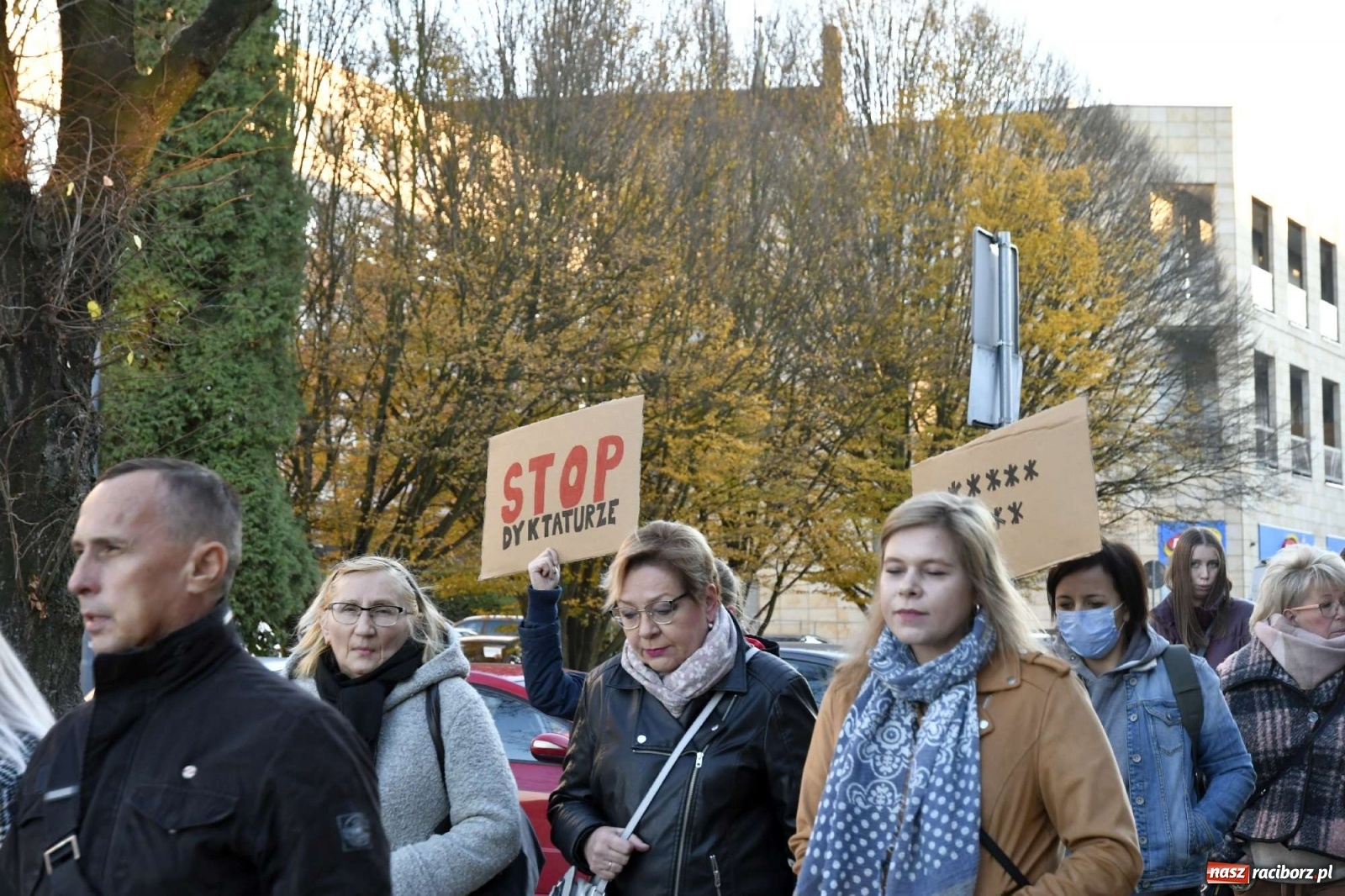 Zdjęcie w galerii na portalu naszraciborz.pl: Ani jednej więcej! Marsz dla Izy. Racibórz dołączył do protestu [LIVE, FOTO, WIDEO] wiadomości z regionu
