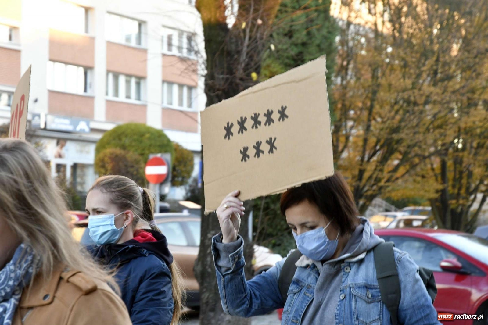 Zdjęcie w galerii na portalu naszraciborz.pl: Ani jednej więcej! Marsz dla Izy. Racibórz dołączył do protestu [LIVE, FOTO, WIDEO] wiadomości z regionu
