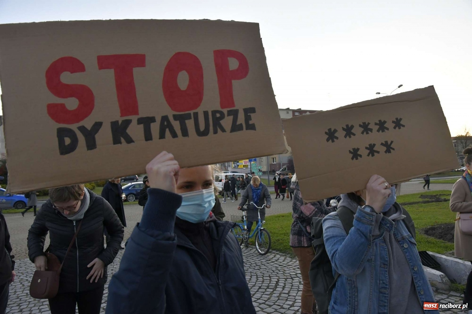 Zdjęcie w galerii na portalu naszraciborz.pl: Ani jednej więcej! Marsz dla Izy. Racibórz dołączył do protestu [LIVE, FOTO, WIDEO] wiadomości z regionu