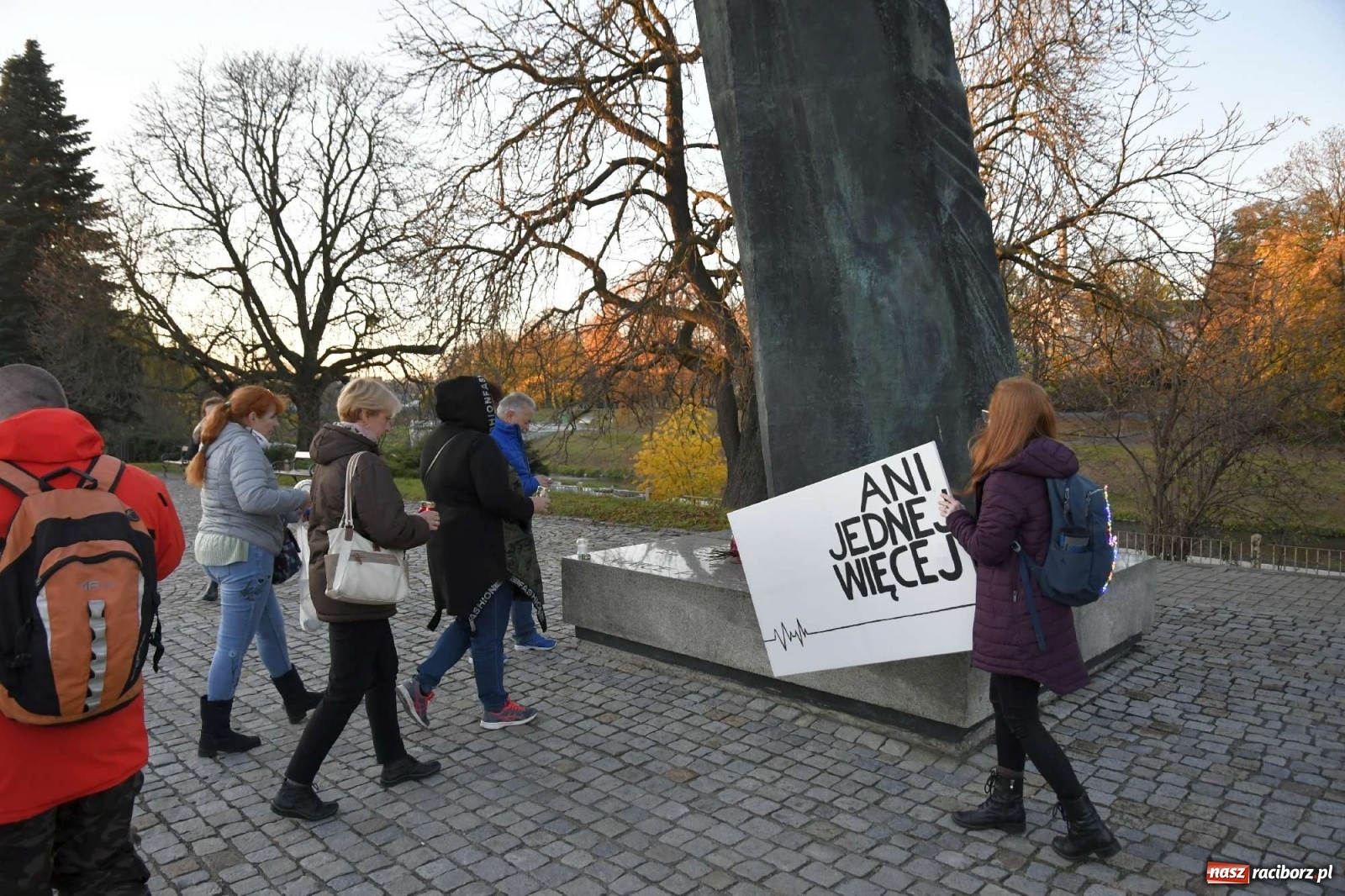 Zdjęcie w galerii na portalu naszraciborz.pl: Ani jednej więcej! Marsz dla Izy. Racibórz dołączył do protestu [LIVE, FOTO, WIDEO] wiadomości z regionu