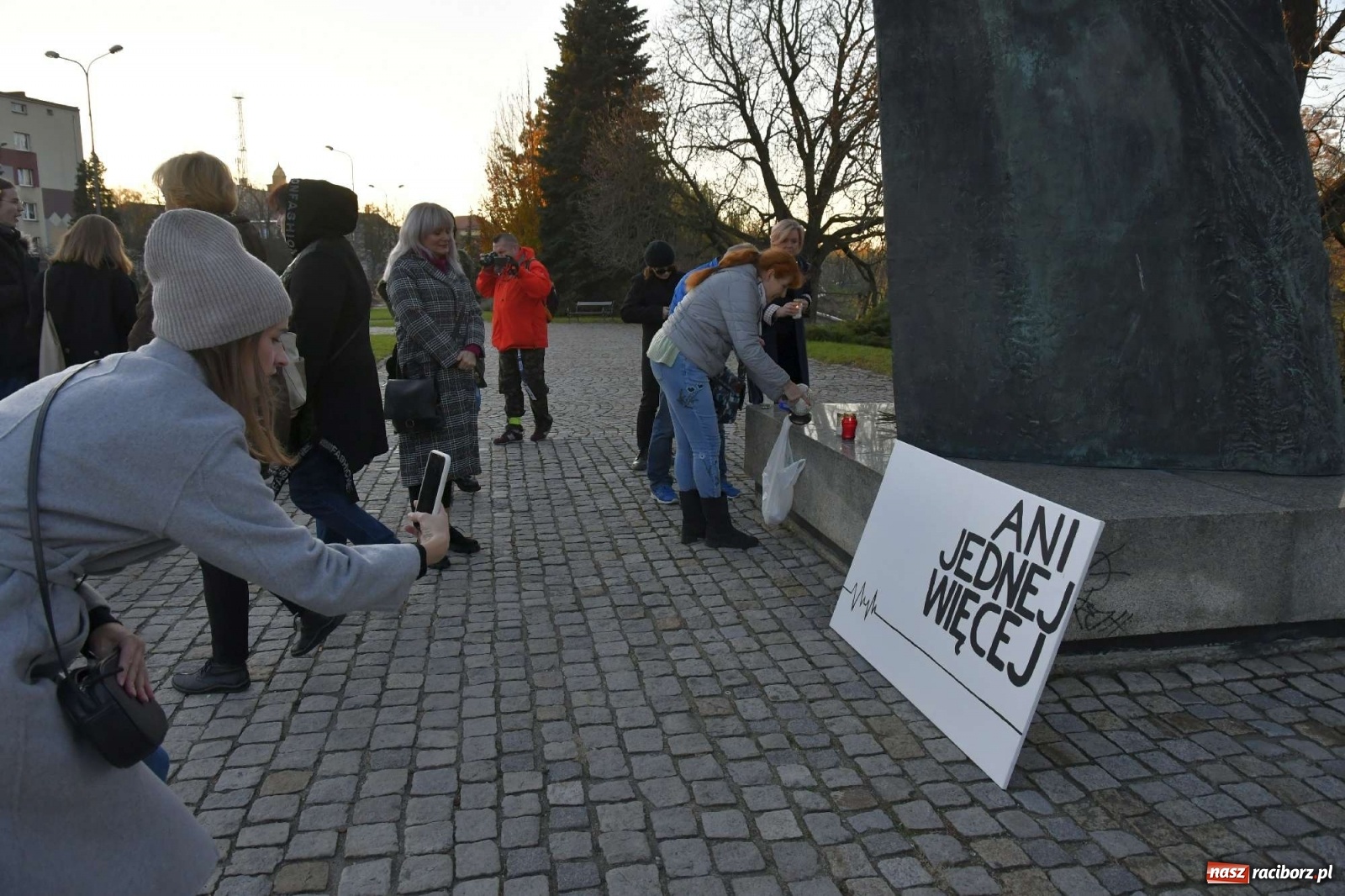 Zdjęcie w galerii na portalu naszraciborz.pl: Ani jednej więcej! Marsz dla Izy. Racibórz dołączył do protestu [LIVE, FOTO, WIDEO] wiadomości z regionu