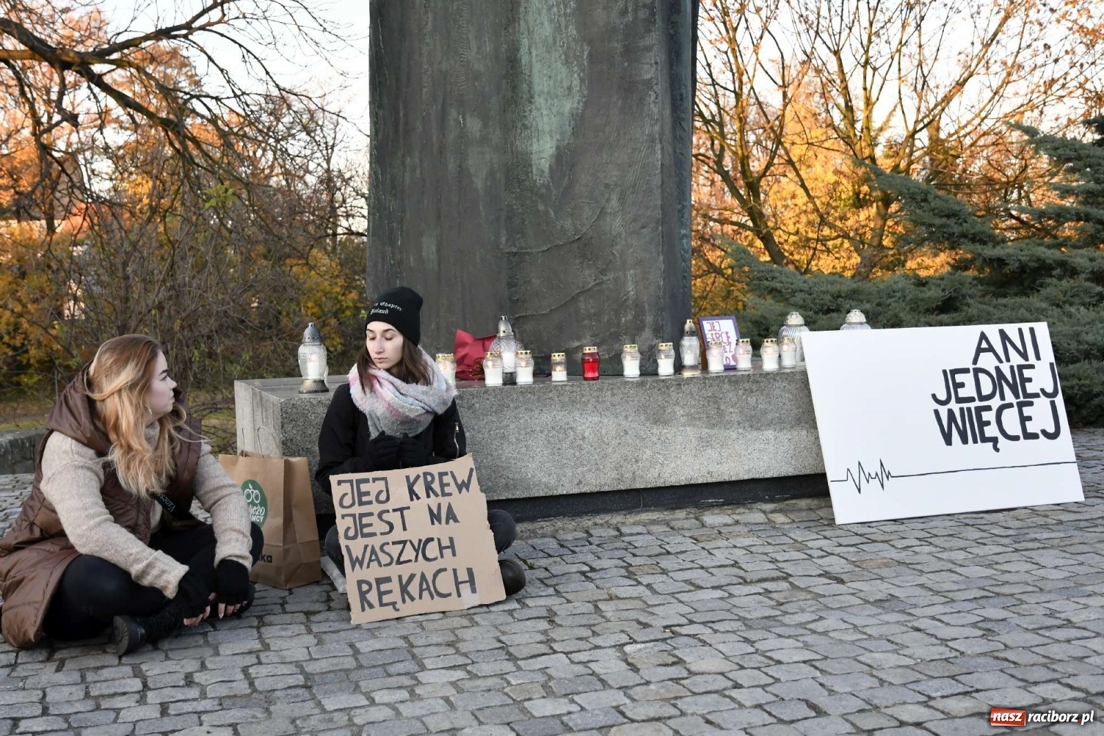 Zdjęcie w galerii na portalu naszraciborz.pl: Ani jednej więcej! Marsz dla Izy. Racibórz dołączył do protestu [LIVE, FOTO, WIDEO] wiadomości z regionu