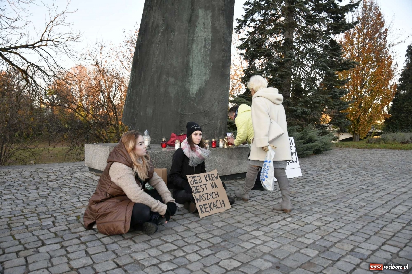 Zdjęcie w galerii na portalu naszraciborz.pl: Ani jednej więcej! Marsz dla Izy. Racibórz dołączył do protestu [LIVE, FOTO, WIDEO] wiadomości z regionu