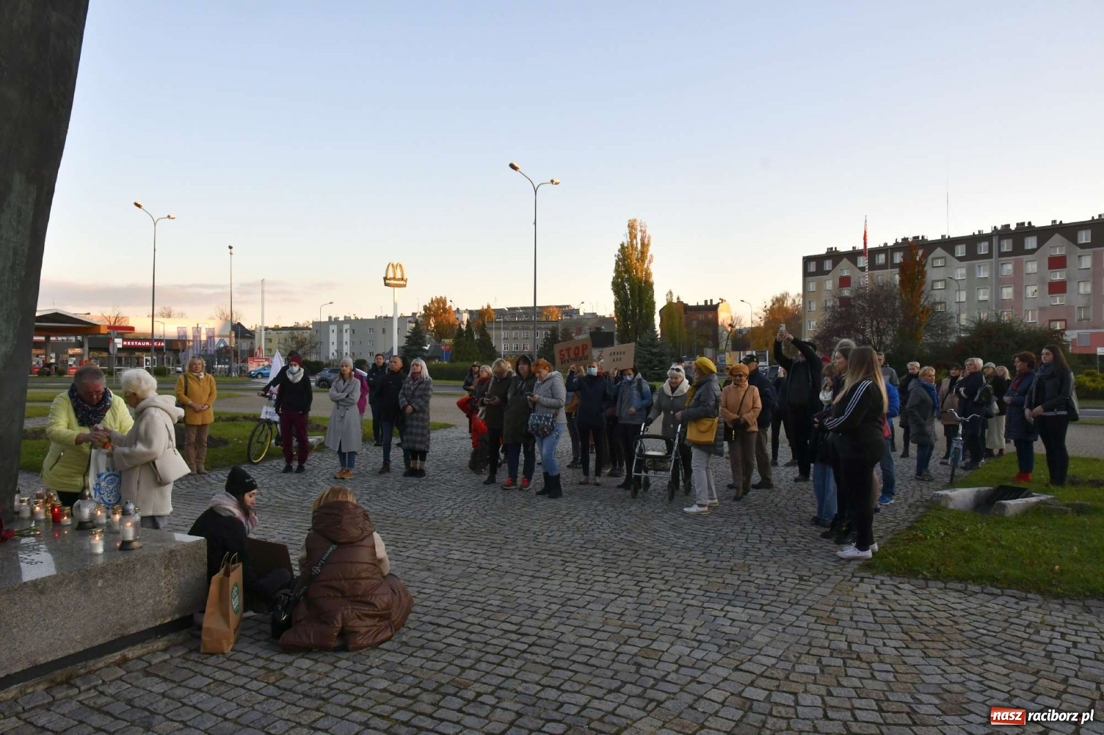 Zdjęcie w galerii na portalu naszraciborz.pl: Ani jednej więcej! Marsz dla Izy. Racibórz dołączył do protestu [LIVE, FOTO, WIDEO] wiadomości z regionu