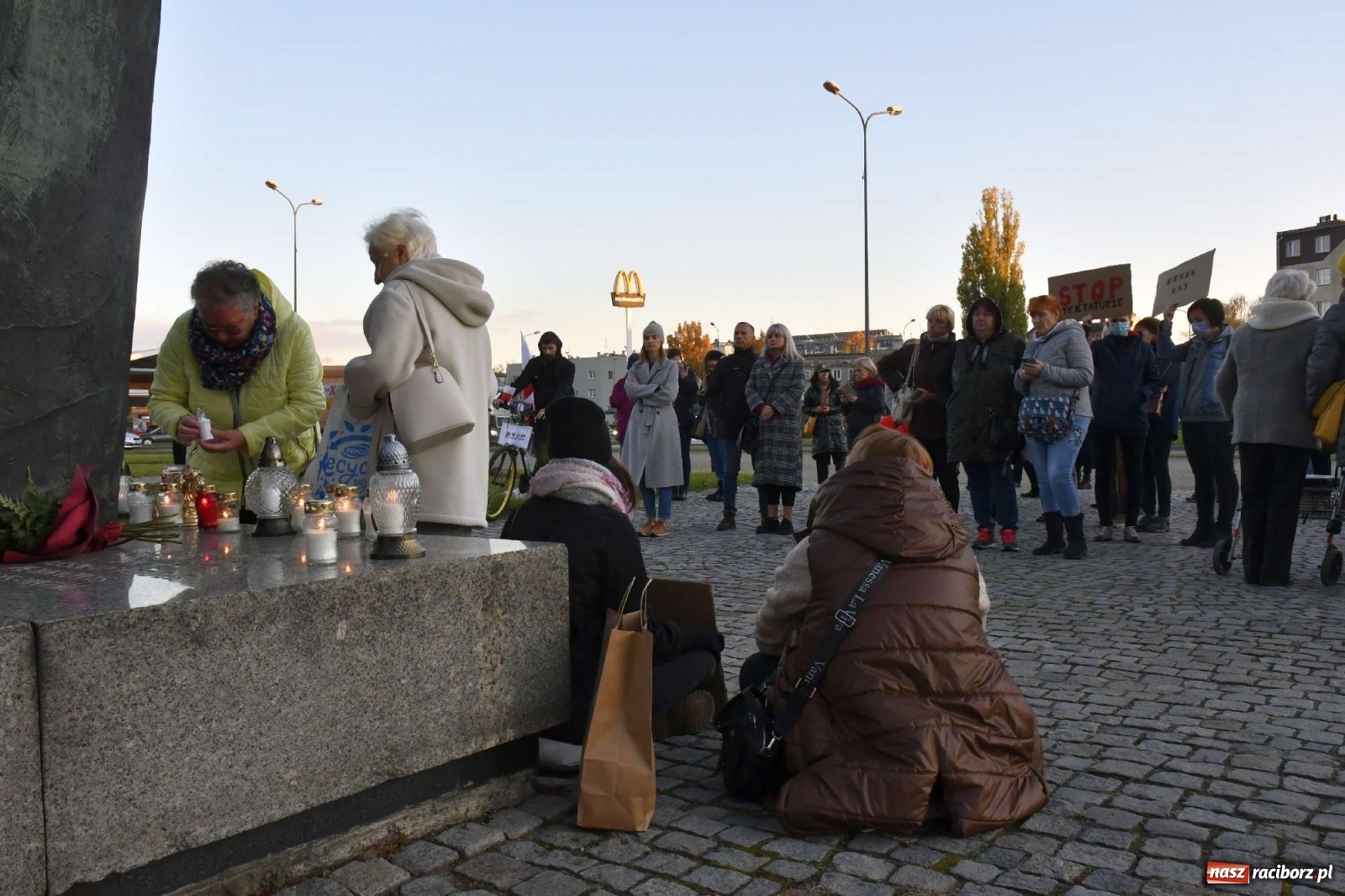 Zdjęcie w galerii na portalu naszraciborz.pl: Ani jednej więcej! Marsz dla Izy. Racibórz dołączył do protestu [LIVE, FOTO, WIDEO] wiadomości z regionu