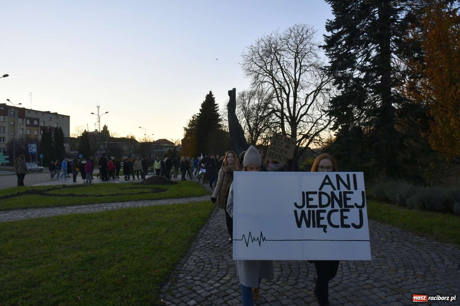 Zdjęcie w galerii na portalu naszraciborz.pl: Ani jednej więcej! Marsz dla Izy. Racibórz dołączył do protestu [LIVE, FOTO, WIDEO] wiadomości z regionu