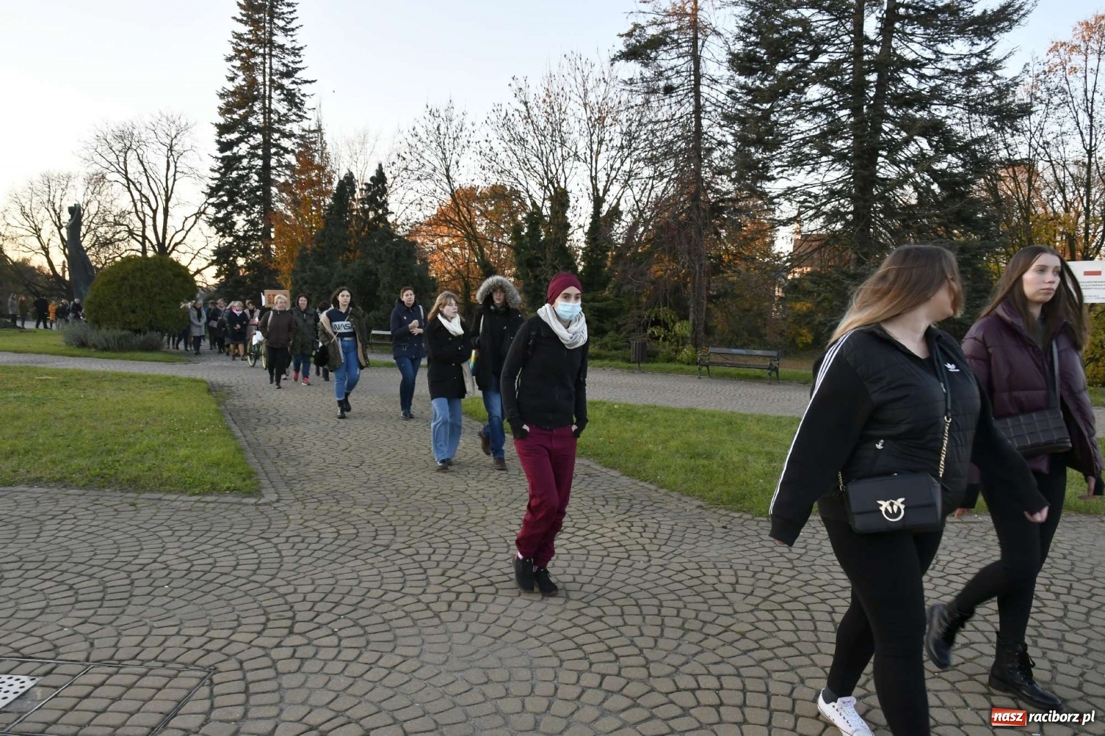 Zdjęcie w galerii na portalu naszraciborz.pl: Ani jednej więcej! Marsz dla Izy. Racibórz dołączył do protestu [LIVE, FOTO, WIDEO] wiadomości z regionu