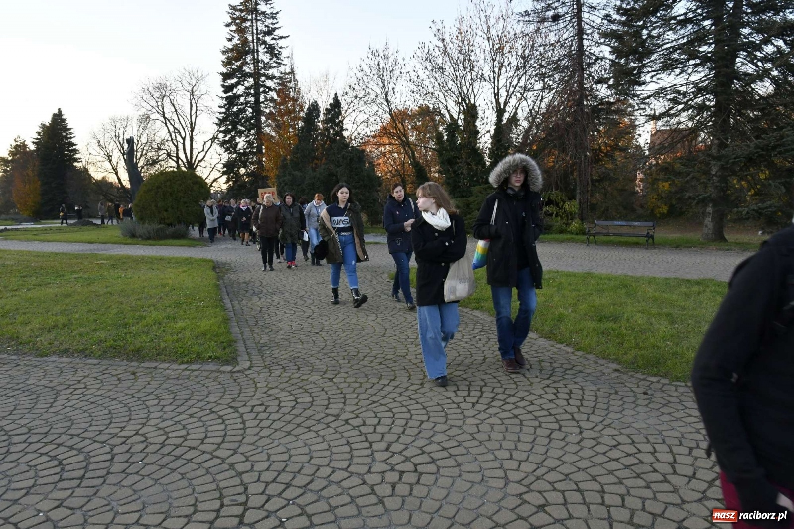 Zdjęcie w galerii na portalu naszraciborz.pl: Ani jednej więcej! Marsz dla Izy. Racibórz dołączył do protestu [LIVE, FOTO, WIDEO] wiadomości z regionu