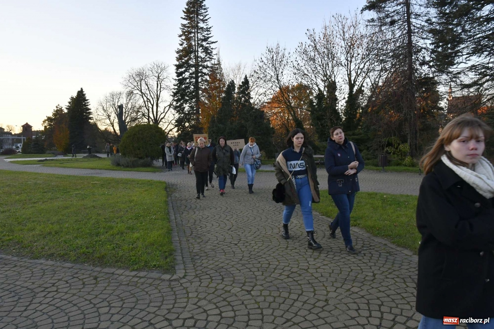 Zdjęcie w galerii na portalu naszraciborz.pl: Ani jednej więcej! Marsz dla Izy. Racibórz dołączył do protestu [LIVE, FOTO, WIDEO] wiadomości z regionu