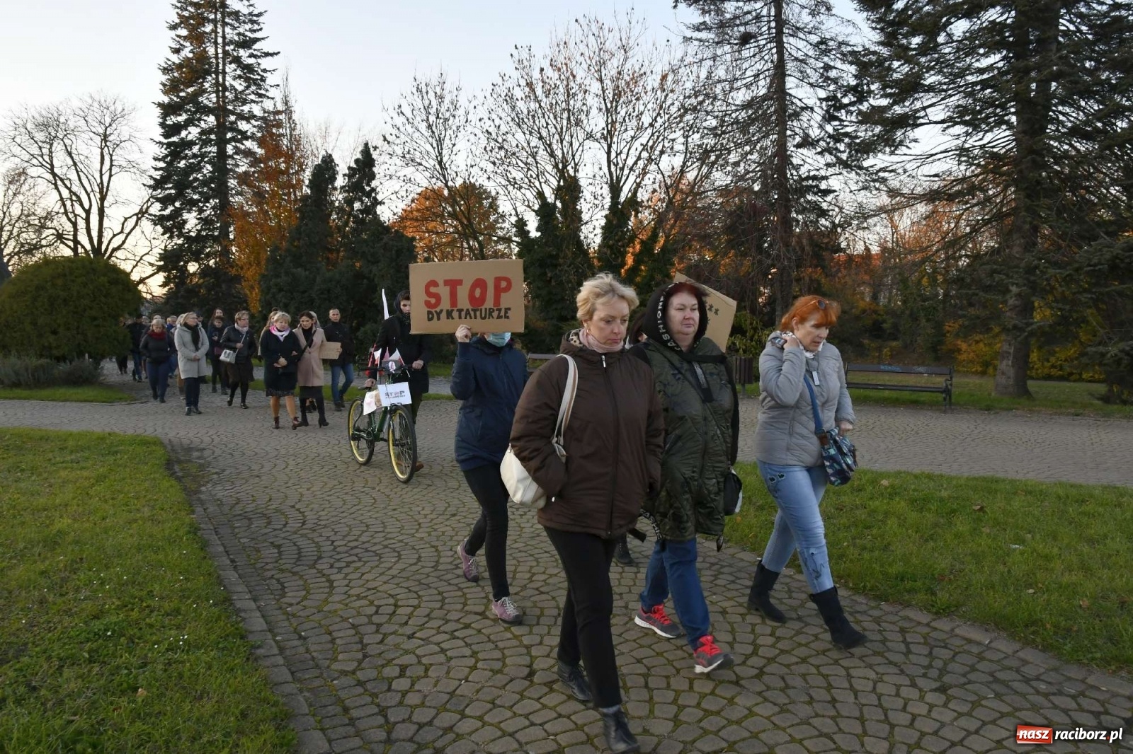 Zdjęcie w galerii na portalu naszraciborz.pl: Ani jednej więcej! Marsz dla Izy. Racibórz dołączył do protestu [LIVE, FOTO, WIDEO] wiadomości z regionu