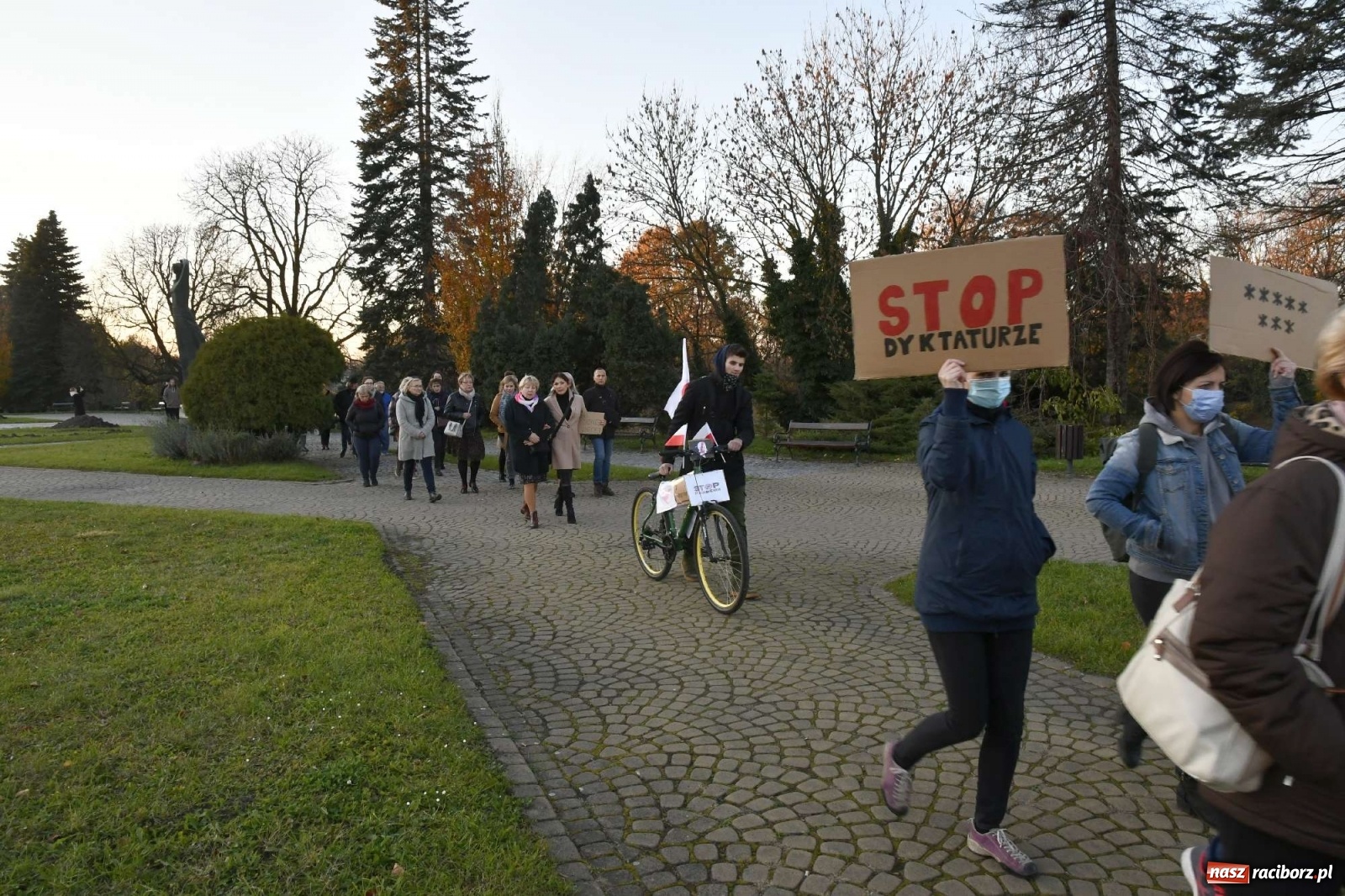 Zdjęcie w galerii na portalu naszraciborz.pl: Ani jednej więcej! Marsz dla Izy. Racibórz dołączył do protestu [LIVE, FOTO, WIDEO] wiadomości z regionu