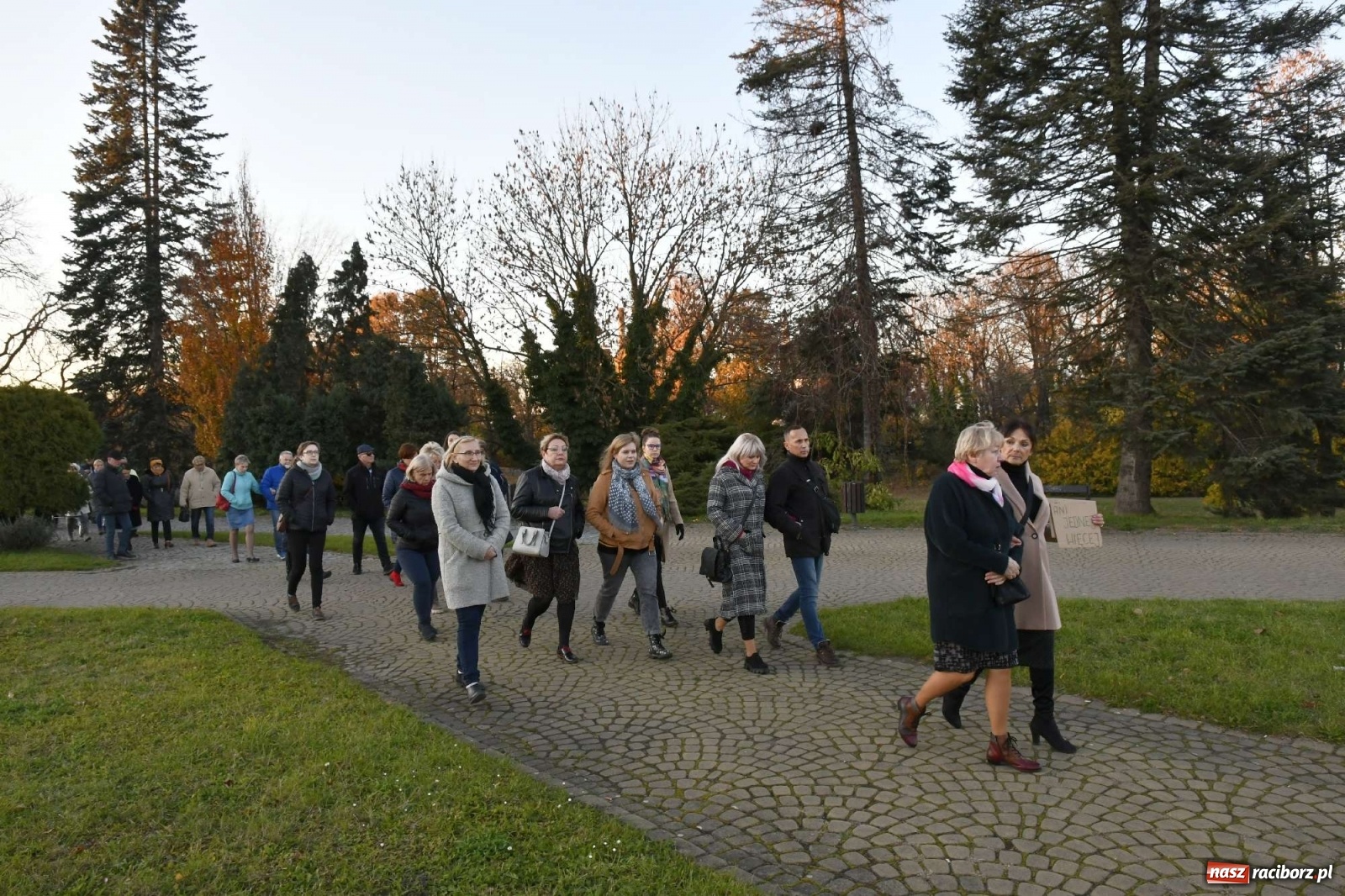 Zdjęcie w galerii na portalu naszraciborz.pl: Ani jednej więcej! Marsz dla Izy. Racibórz dołączył do protestu [LIVE, FOTO, WIDEO] wiadomości z regionu
