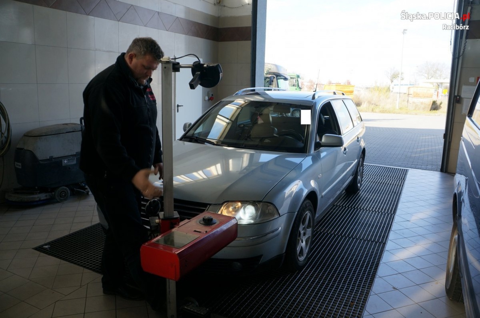 Zdjęcie w galerii na portalu naszraciborz.pl: Raciborscy policjanci kontrolowali ustawienie świateł wiadomości z regionu