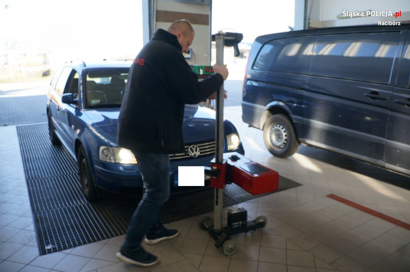 Zdjęcie w galerii na portalu naszraciborz.pl: Raciborscy policjanci kontrolowali ustawienie świateł wiadomości z regionu