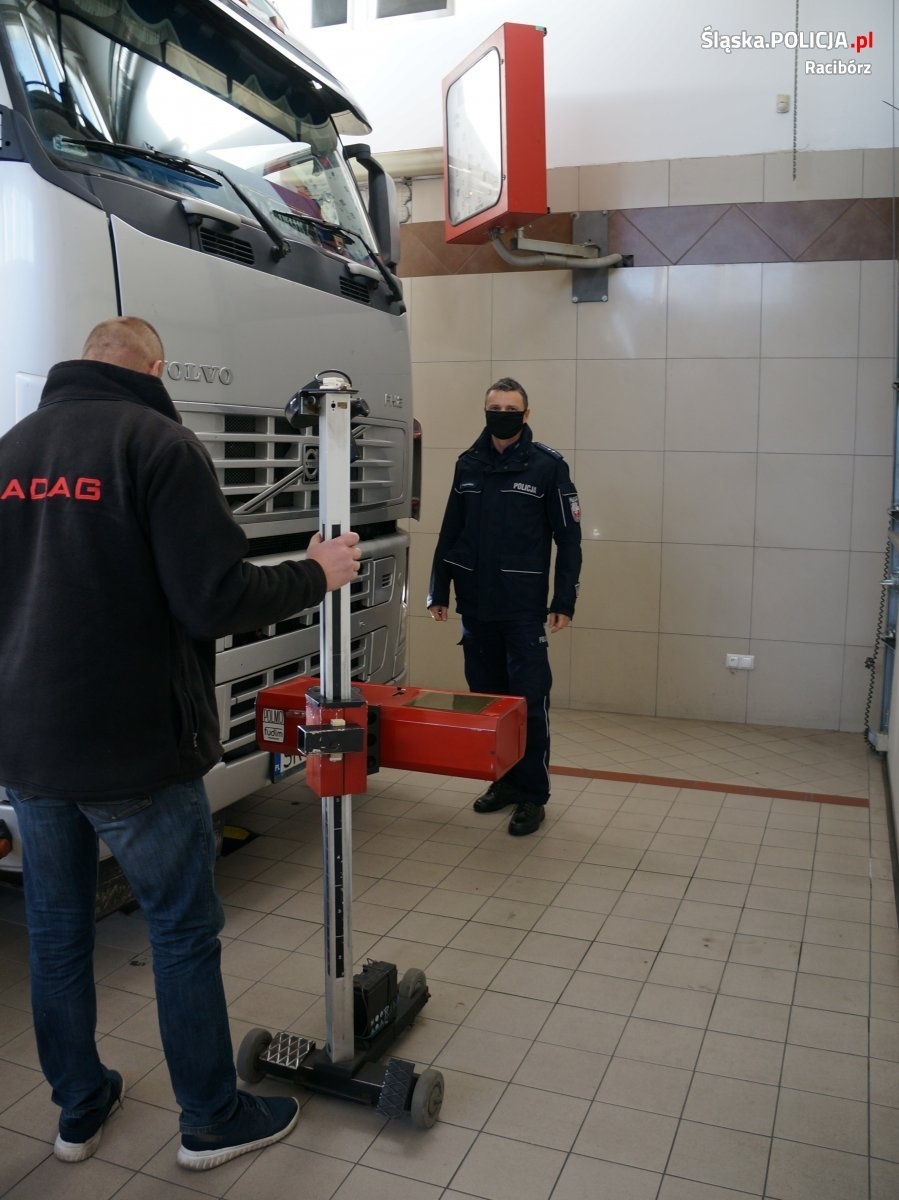 Zdjęcie w galerii na portalu naszraciborz.pl: Raciborscy policjanci kontrolowali ustawienie świateł wiadomości z regionu