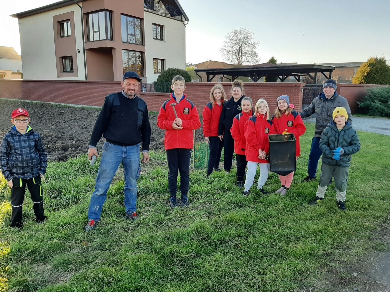 Zdjęcie w galerii na portalu naszraciborz.pl: Strażacy z Samborowic posadzili sto drzew na stulecie jednostki wiadomości z regionu