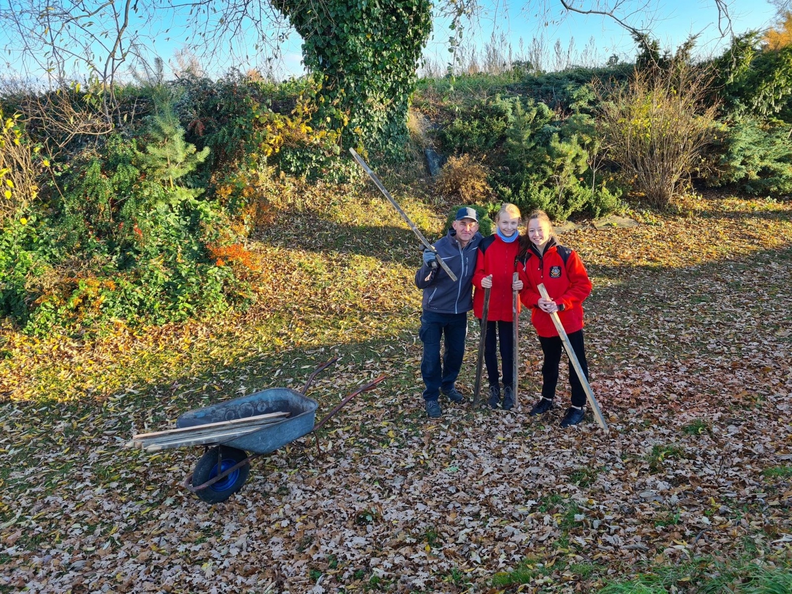 Zdjęcie w galerii na portalu naszraciborz.pl: Strażacy z Samborowic posadzili sto drzew na stulecie jednostki wiadomości z regionu