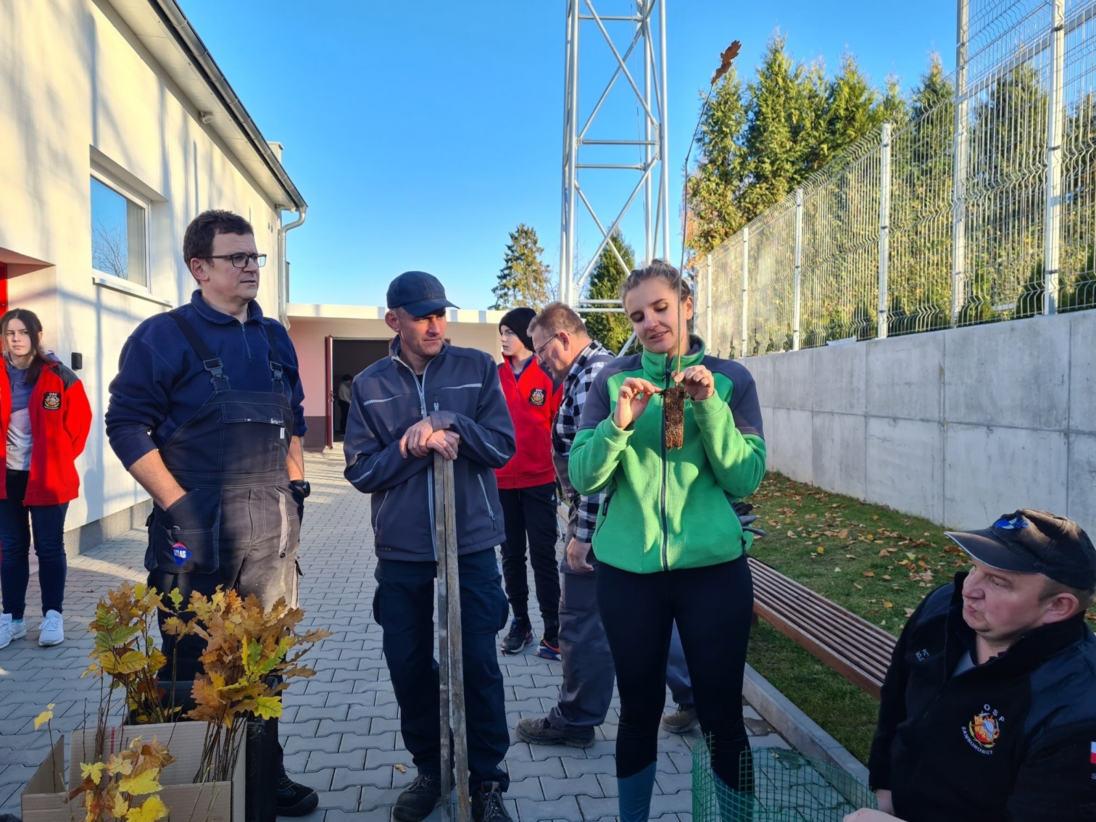 Zdjęcie w galerii na portalu naszraciborz.pl: Strażacy z Samborowic posadzili sto drzew na stulecie jednostki wiadomości z regionu