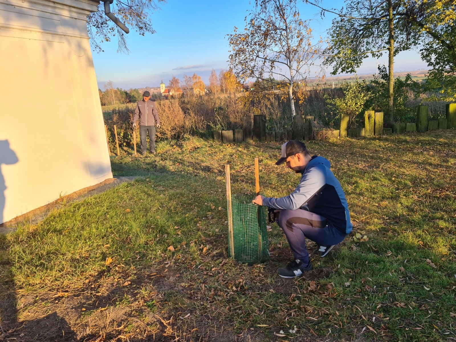 Zdjęcie w galerii na portalu naszraciborz.pl: Strażacy z Samborowic posadzili sto drzew na stulecie jednostki wiadomości z regionu