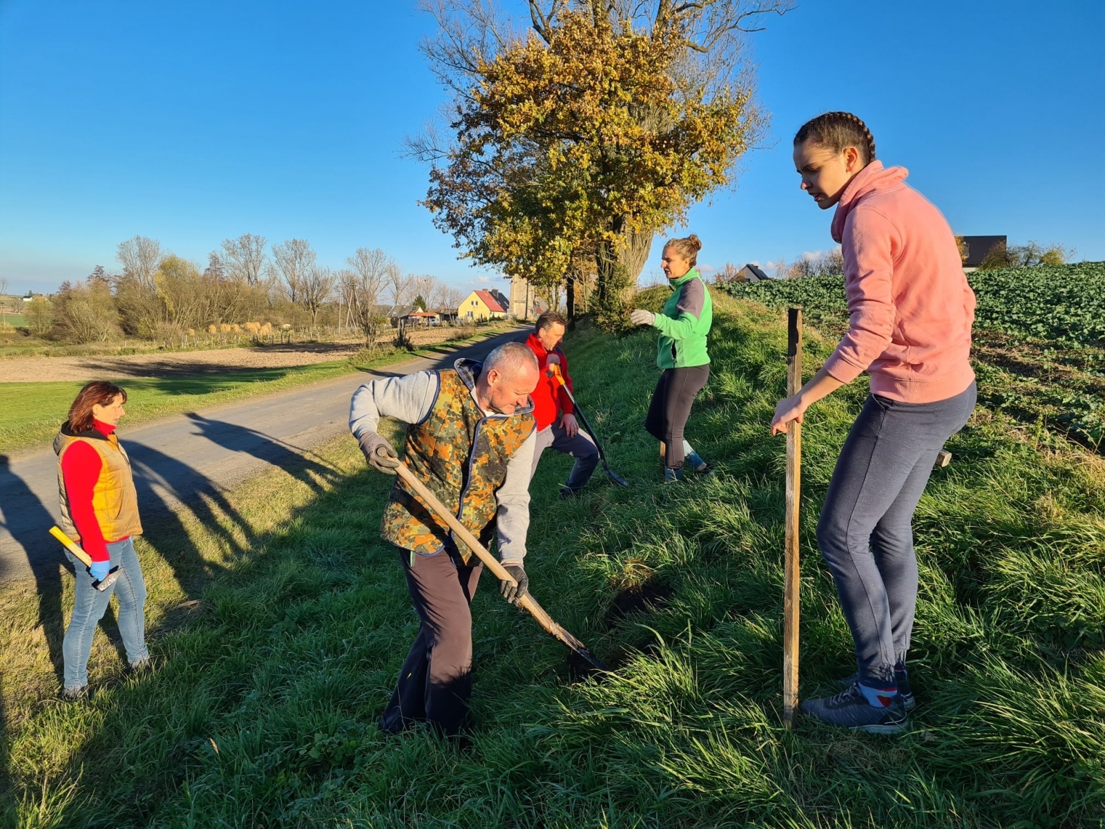 Zdjęcie w galerii na portalu naszraciborz.pl: Strażacy z Samborowic posadzili sto drzew na stulecie jednostki wiadomości z regionu