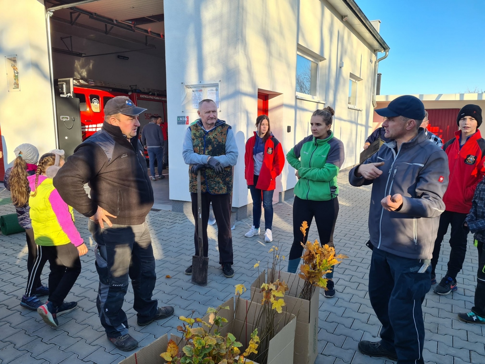 Zdjęcie w galerii na portalu naszraciborz.pl: Strażacy z Samborowic posadzili sto drzew na stulecie jednostki wiadomości z regionu
