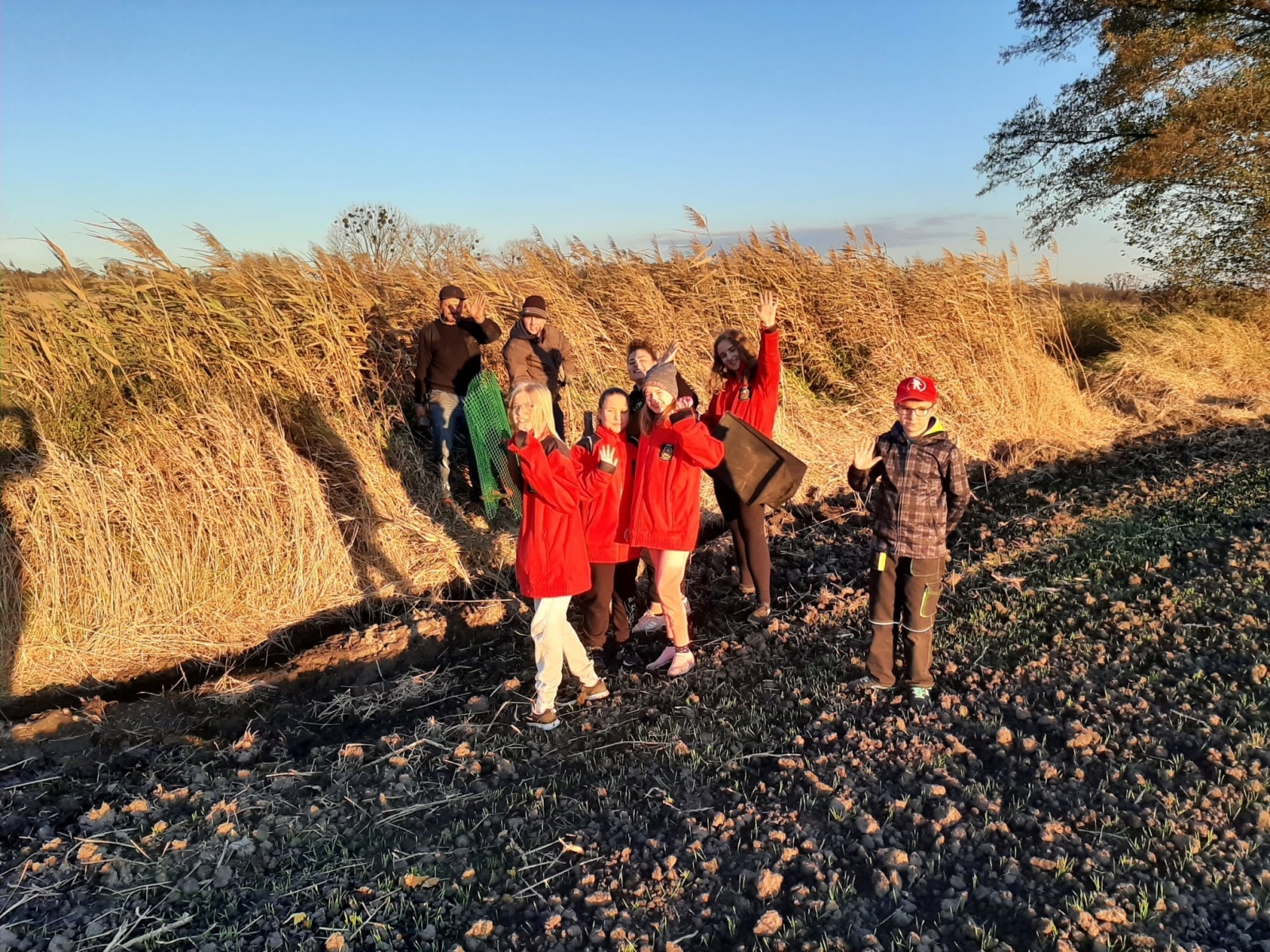 Zdjęcie w galerii na portalu naszraciborz.pl: Strażacy z Samborowic posadzili sto drzew na stulecie jednostki wiadomości z regionu