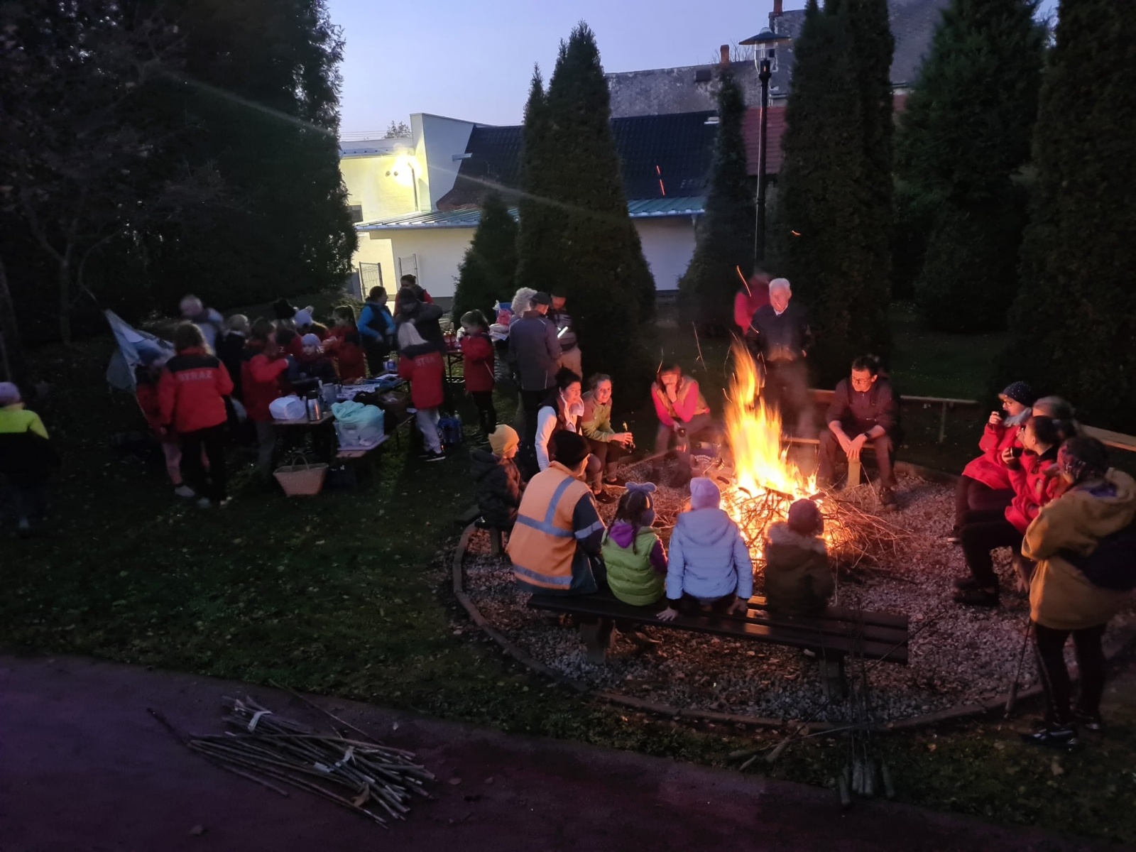 Zdjęcie w galerii na portalu naszraciborz.pl: Strażacy z Samborowic posadzili sto drzew na stulecie jednostki wiadomości z regionu