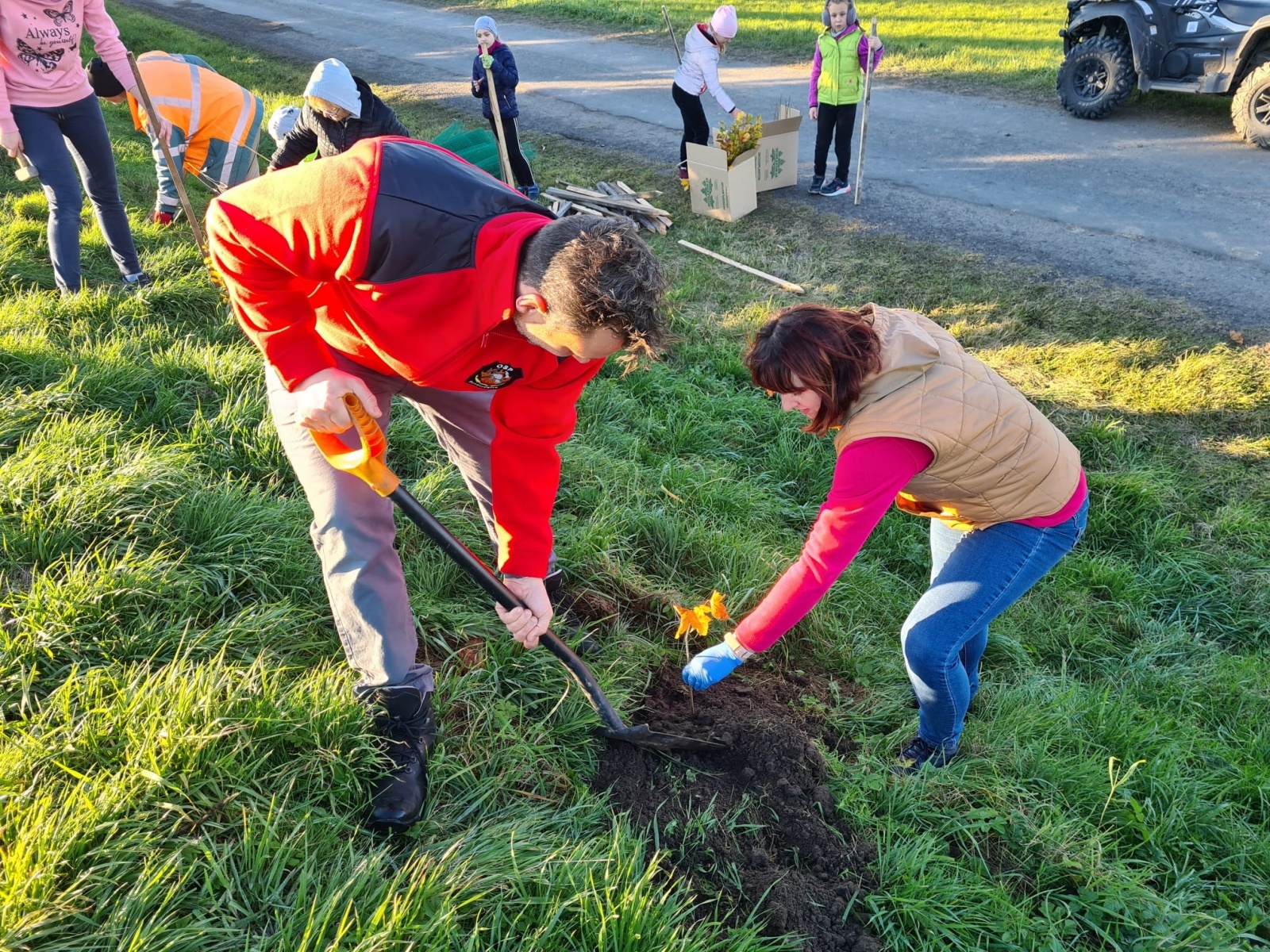 Zdjęcie w galerii na portalu naszraciborz.pl: Strażacy z Samborowic posadzili sto drzew na stulecie jednostki wiadomości z regionu