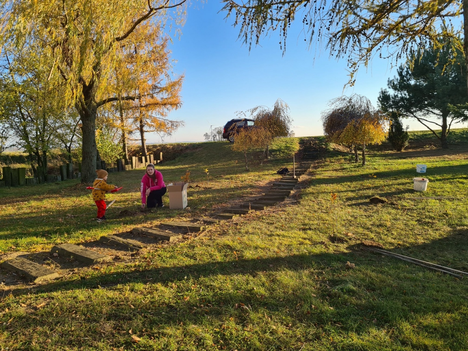 Zdjęcie w galerii na portalu naszraciborz.pl: Strażacy z Samborowic posadzili sto drzew na stulecie jednostki wiadomości z regionu