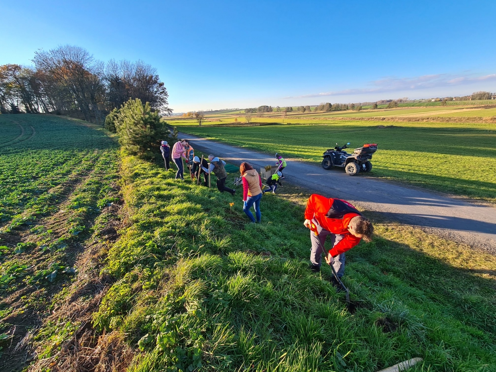 Zdjęcie w galerii na portalu naszraciborz.pl: Strażacy z Samborowic posadzili sto drzew na stulecie jednostki wiadomości z regionu