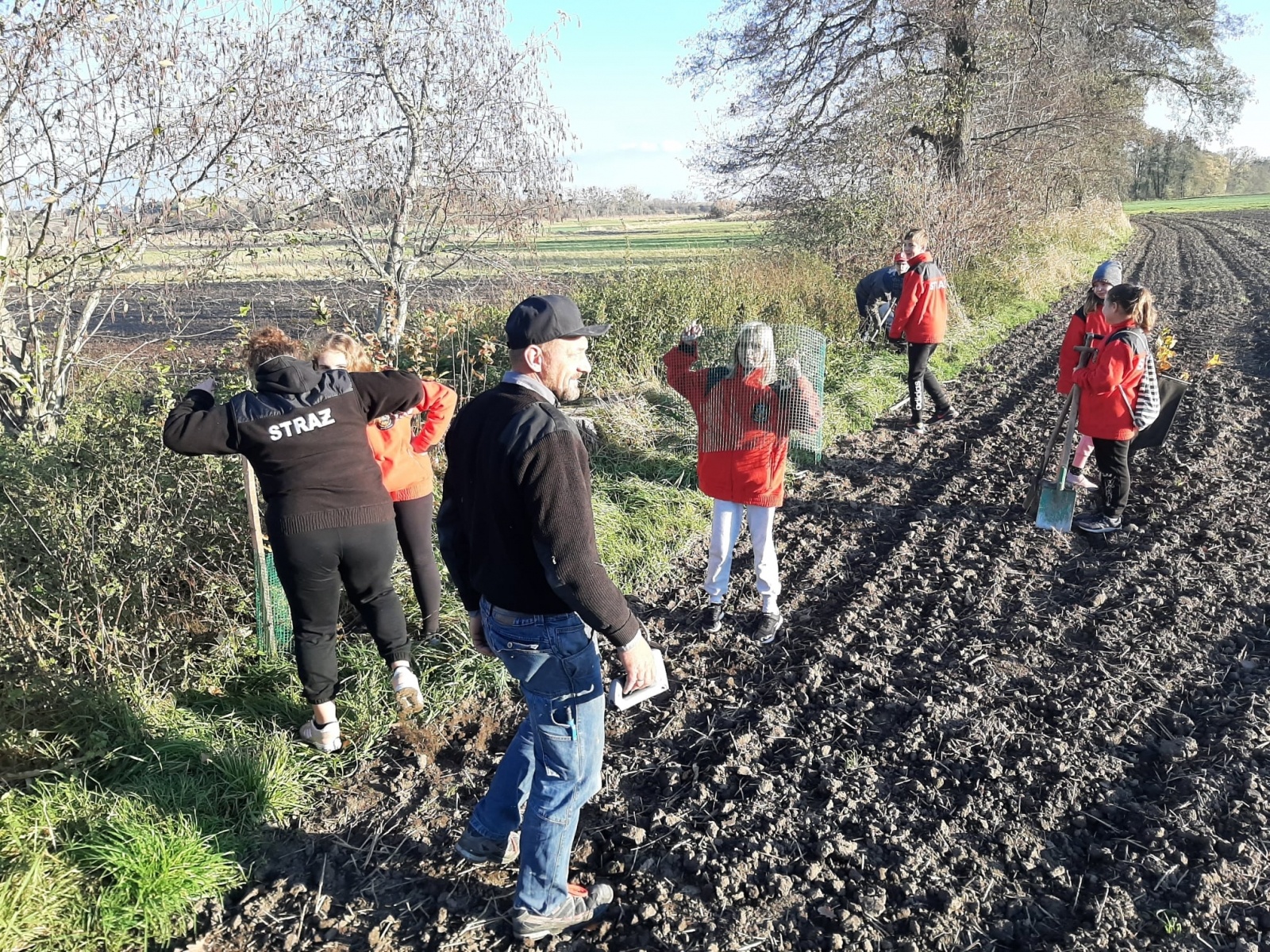 Zdjęcie w galerii na portalu naszraciborz.pl: Strażacy z Samborowic posadzili sto drzew na stulecie jednostki wiadomości z regionu