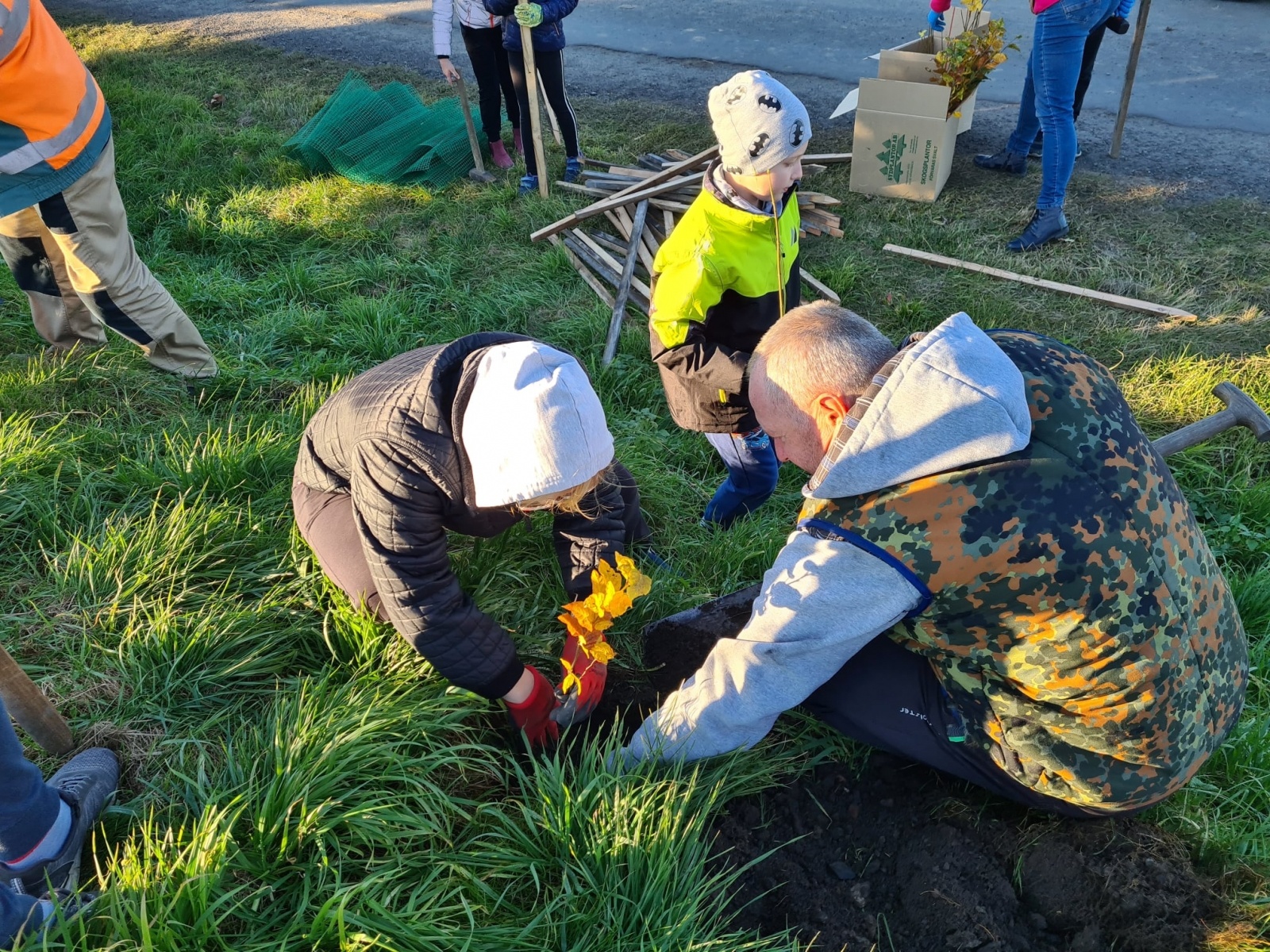Zdjęcie w galerii na portalu naszraciborz.pl: Strażacy z Samborowic posadzili sto drzew na stulecie jednostki wiadomości z regionu