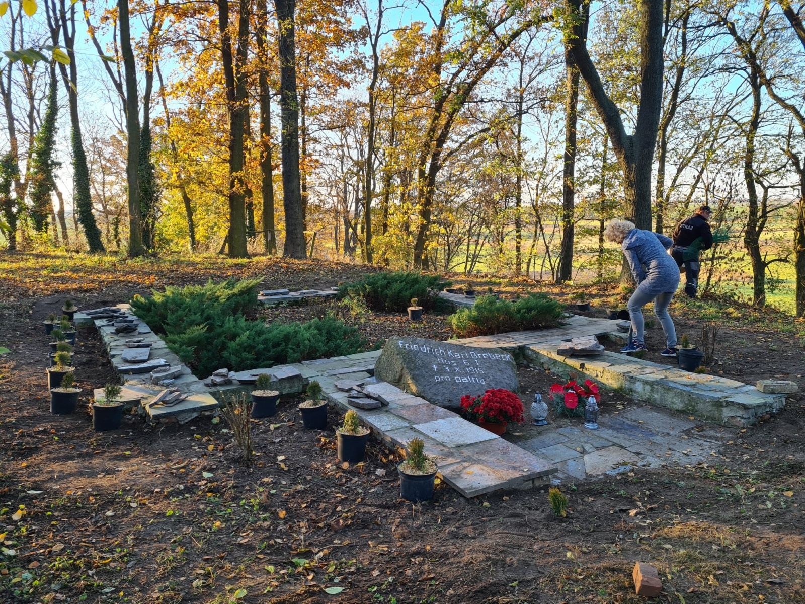 Zdjęcie w galerii na portalu naszraciborz.pl: Strażacy z Samborowic posadzili sto drzew na stulecie jednostki wiadomości z regionu