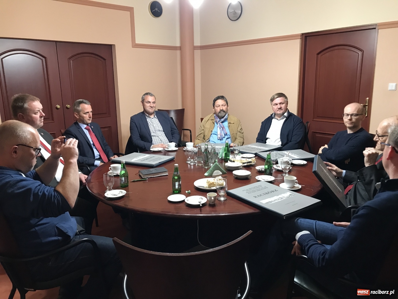 Zdjęcie w galerii na portalu naszraciborz.pl: Czas na cyfrowe archiwum Raciborza. Spotkanie w ratuszu wiadomości z regionu