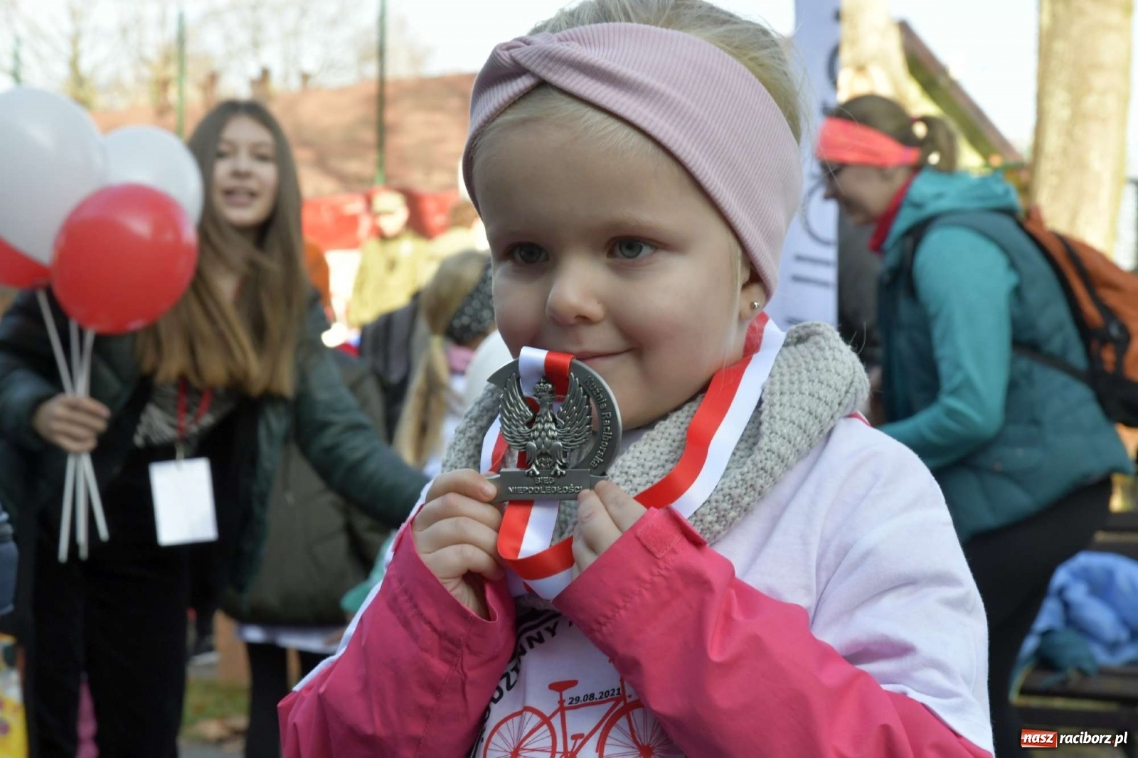 Zdjęcie w galerii na portalu naszraciborz.pl: Bieg Niepodległości w Kuźni Raciborskiej. Rodzinnie i patriotycznie [FOTO i WIDEO] wiadomości z regionu