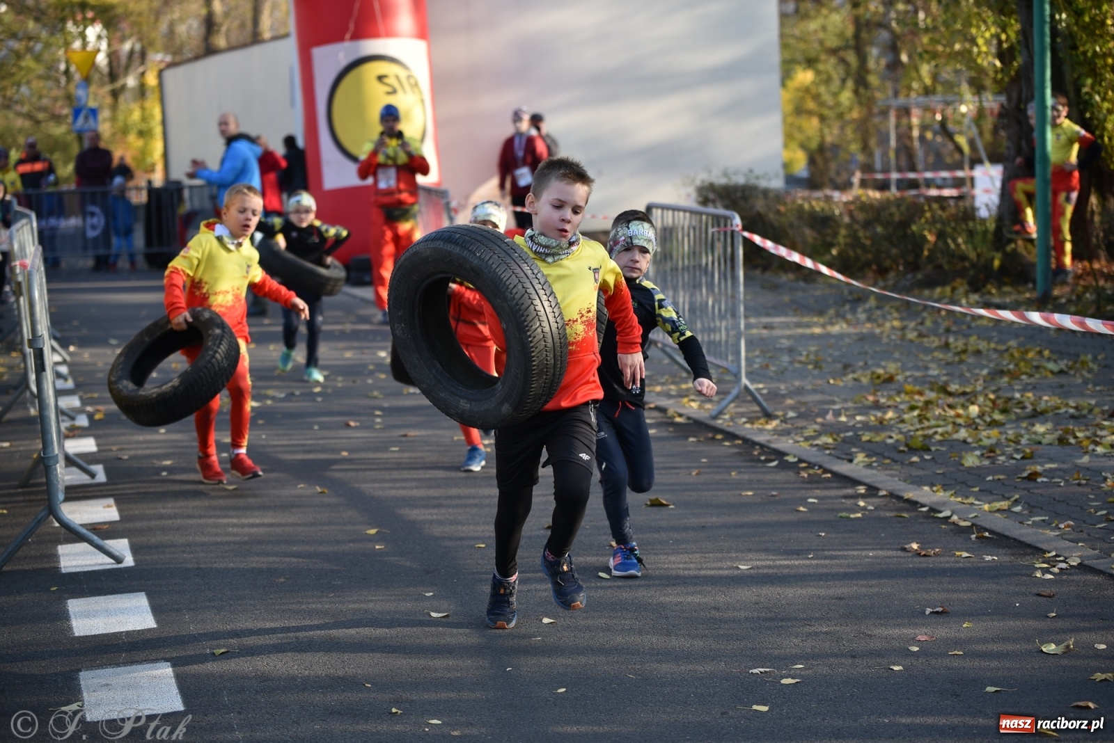 Zdjęcie w galerii na portalu naszraciborz.pl: Bitwa o raciborską basztę. Bieg OCR dla dzieci na Święto Niepodległości wiadomości z regionu