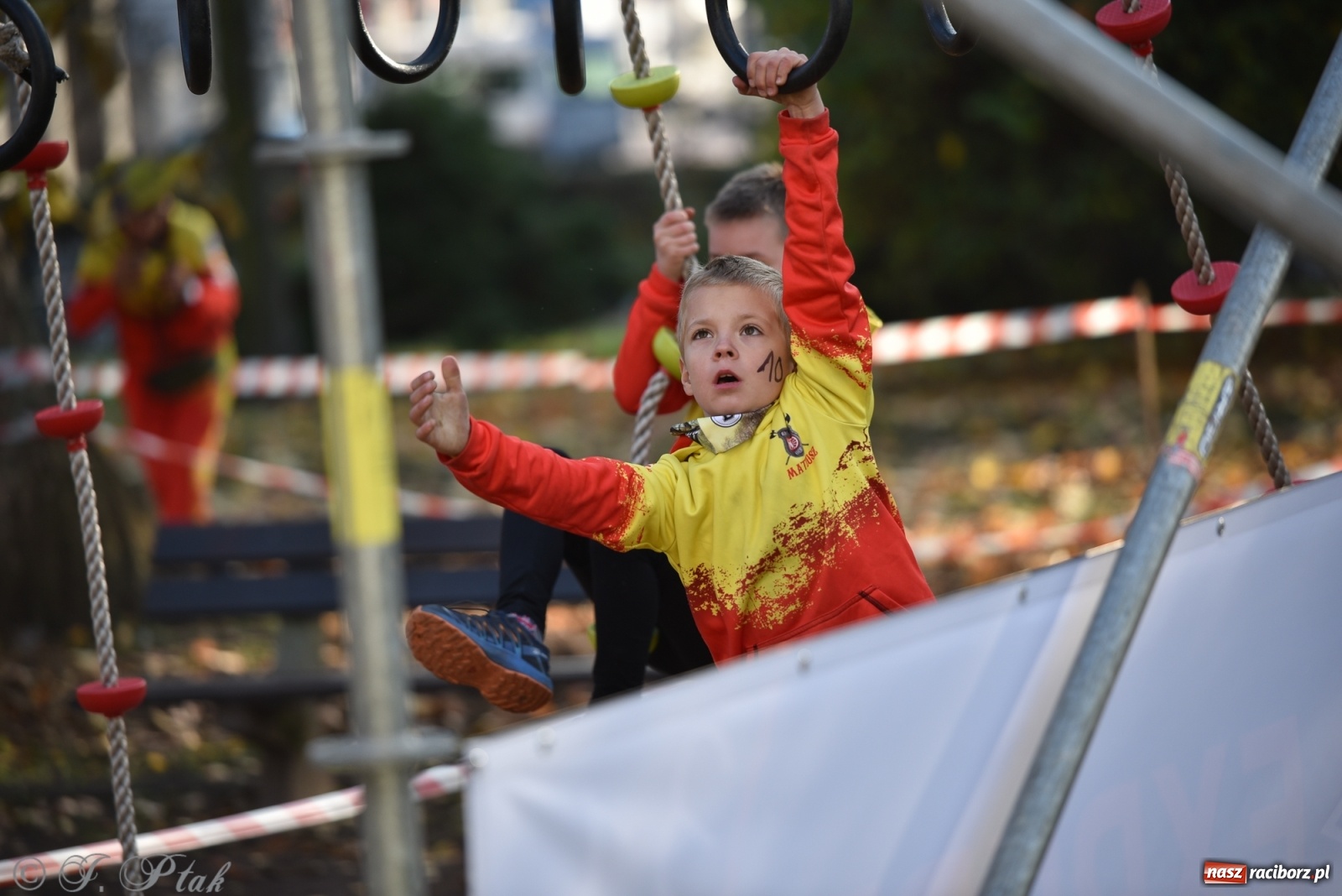 Zdjęcie w galerii na portalu naszraciborz.pl: Bitwa o raciborską basztę. Bieg OCR dla dzieci na Święto Niepodległości wiadomości z regionu
