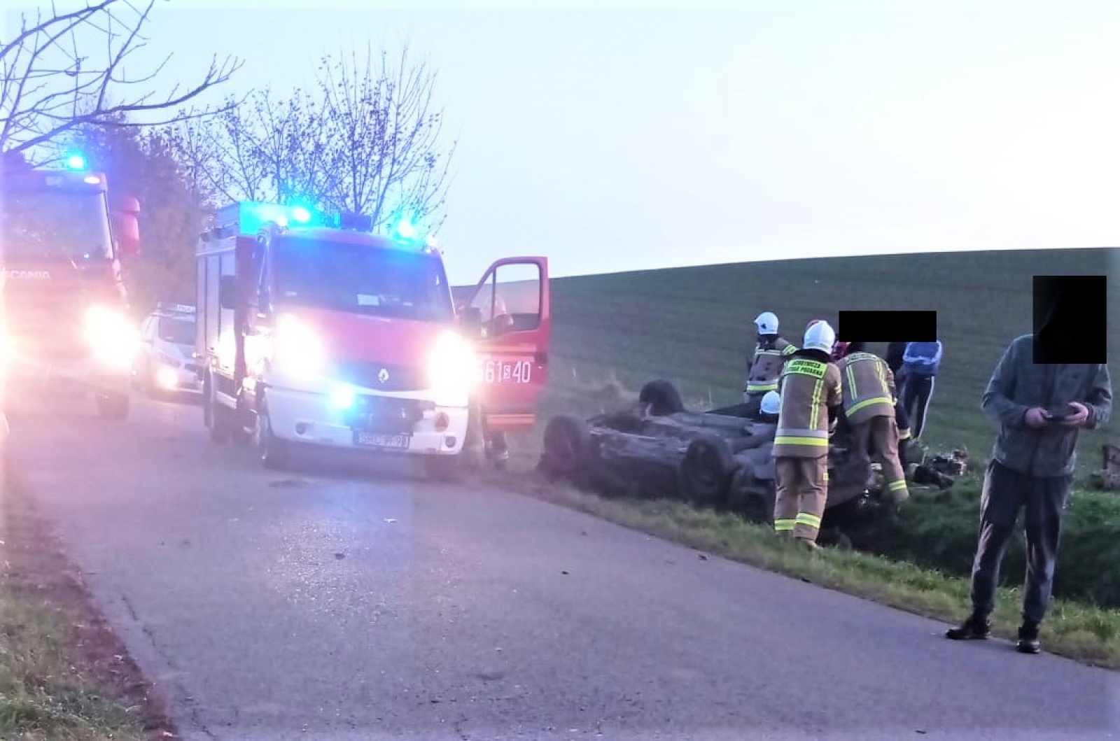 Zdjęcie w galerii na portalu naszraciborz.pl: Dwie osoby ranne w dachowaniu VW passata wiadomości z regionu