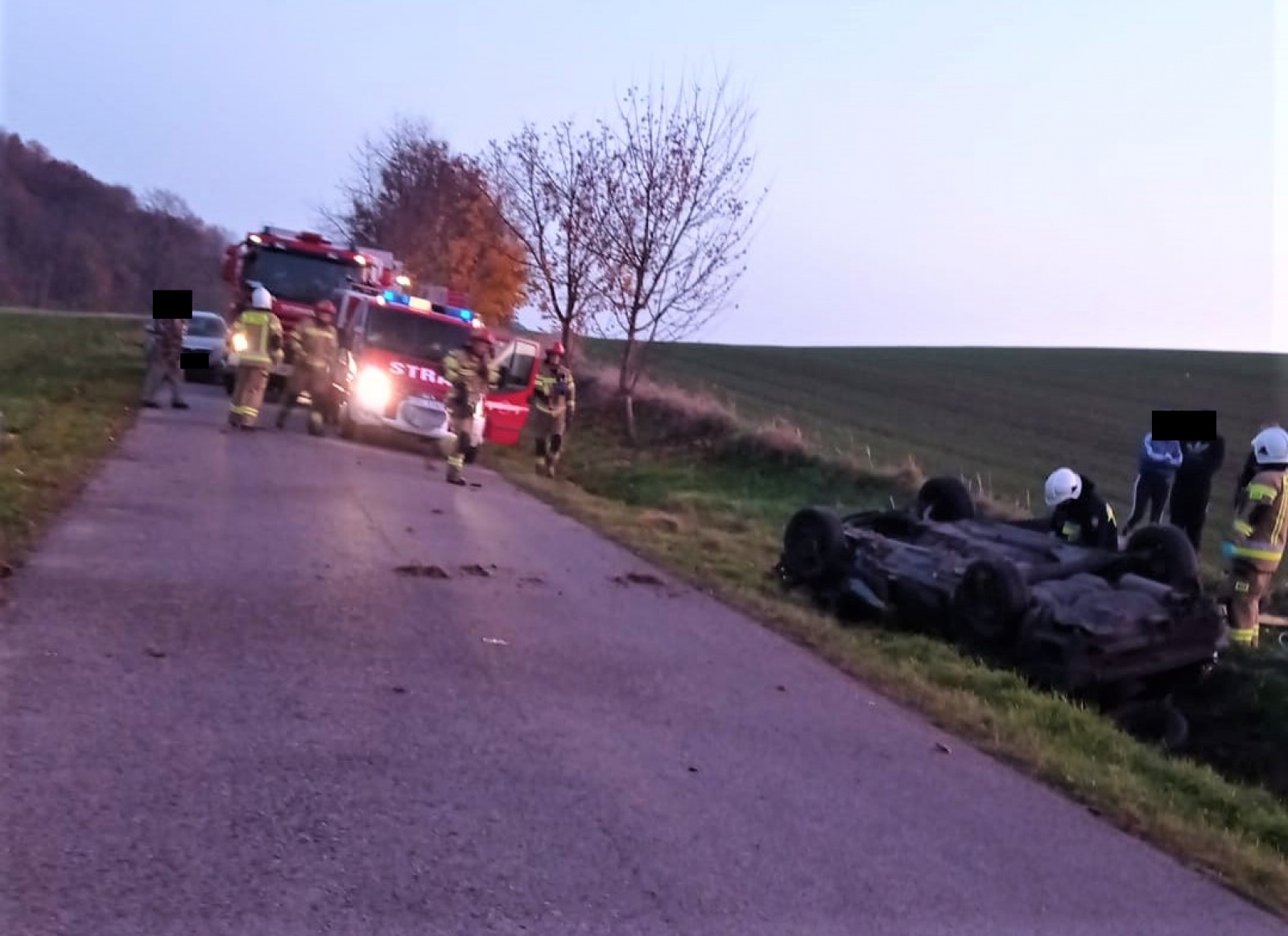 Zdjęcie w galerii na portalu naszraciborz.pl: Dwie osoby ranne w dachowaniu VW passata wiadomości z regionu