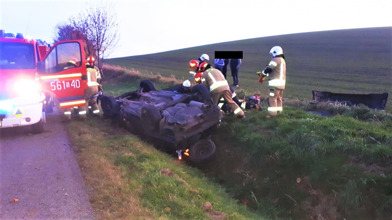 Zdjęcie w galerii na portalu naszraciborz.pl: Dwie osoby ranne w dachowaniu VW passata wiadomości z regionu