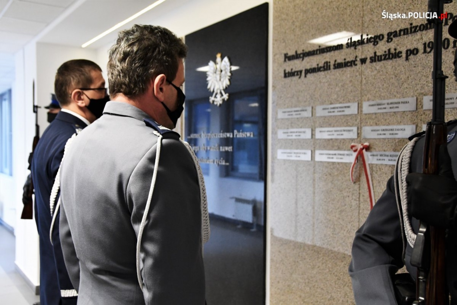 Zdjęcie w galerii na portalu naszraciborz.pl: W katowickiej komendzie policji uczczono pamięć śp. asp. Michała Kędzierskiego wiadomości z regionu